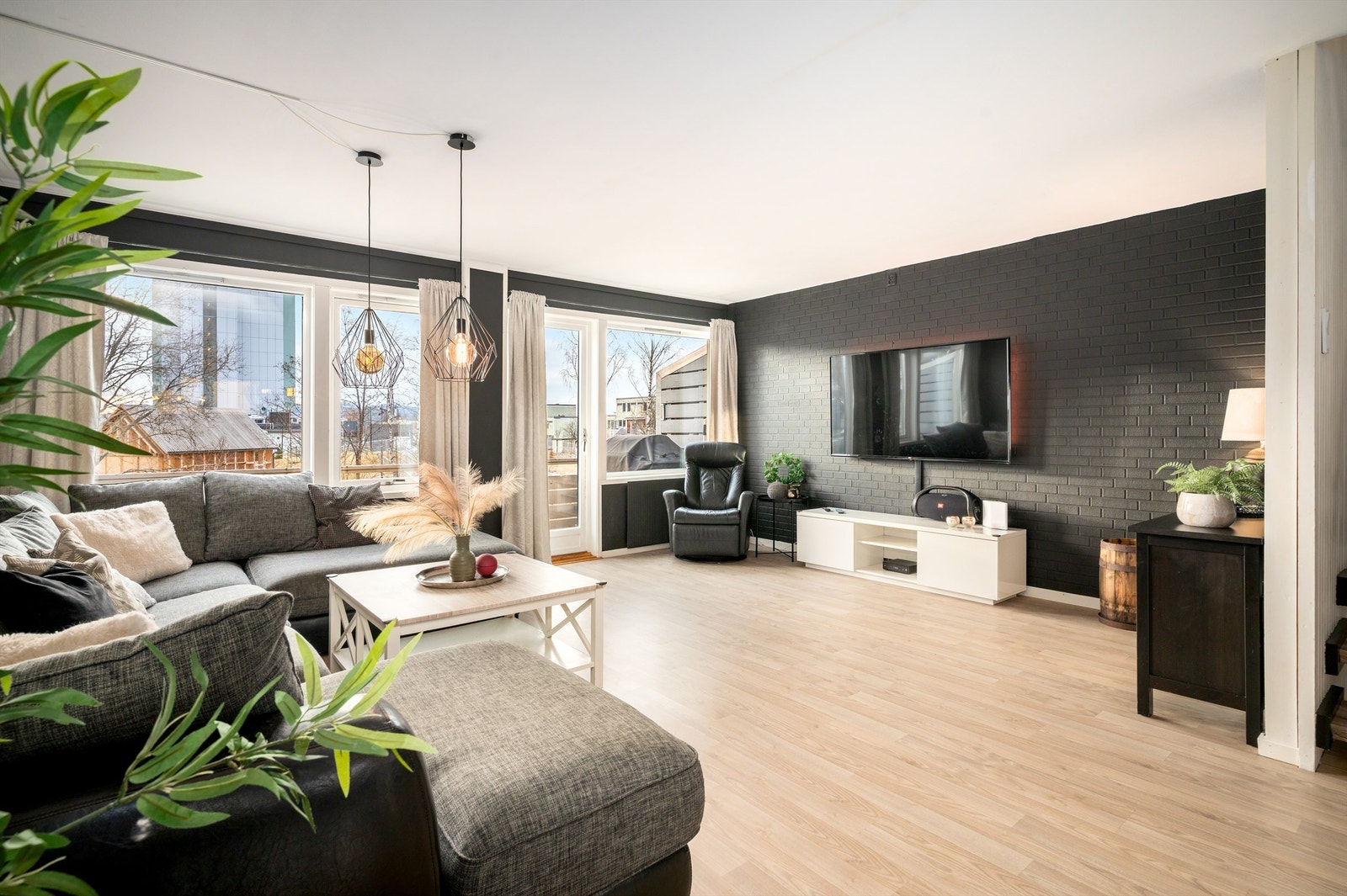 Store vindusflater og romslig sofadel med TV-hjørne Galleribilde