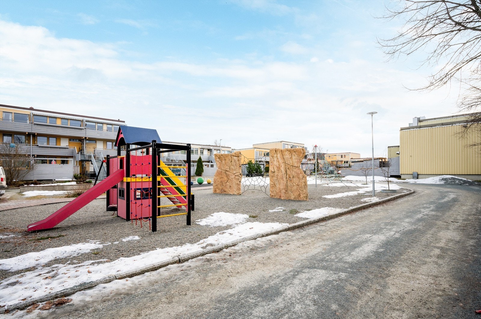 Det er flere lekeplasser inne i området. Godt med felles gjesteparkering utenfor. Galleribilde