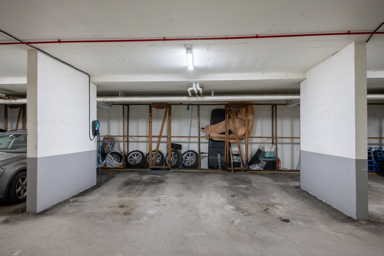 Med boligen medfølger parkeringsplass i felles oppvarmet kjeller. Det kan være mulighet for elbillader på kjøpers bekostning. Galleribilde