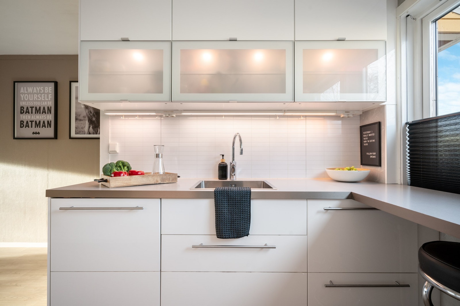 Kjøkken, detaljbilde. Godt med belysning. Plissegardiner følger med. Galleribilde