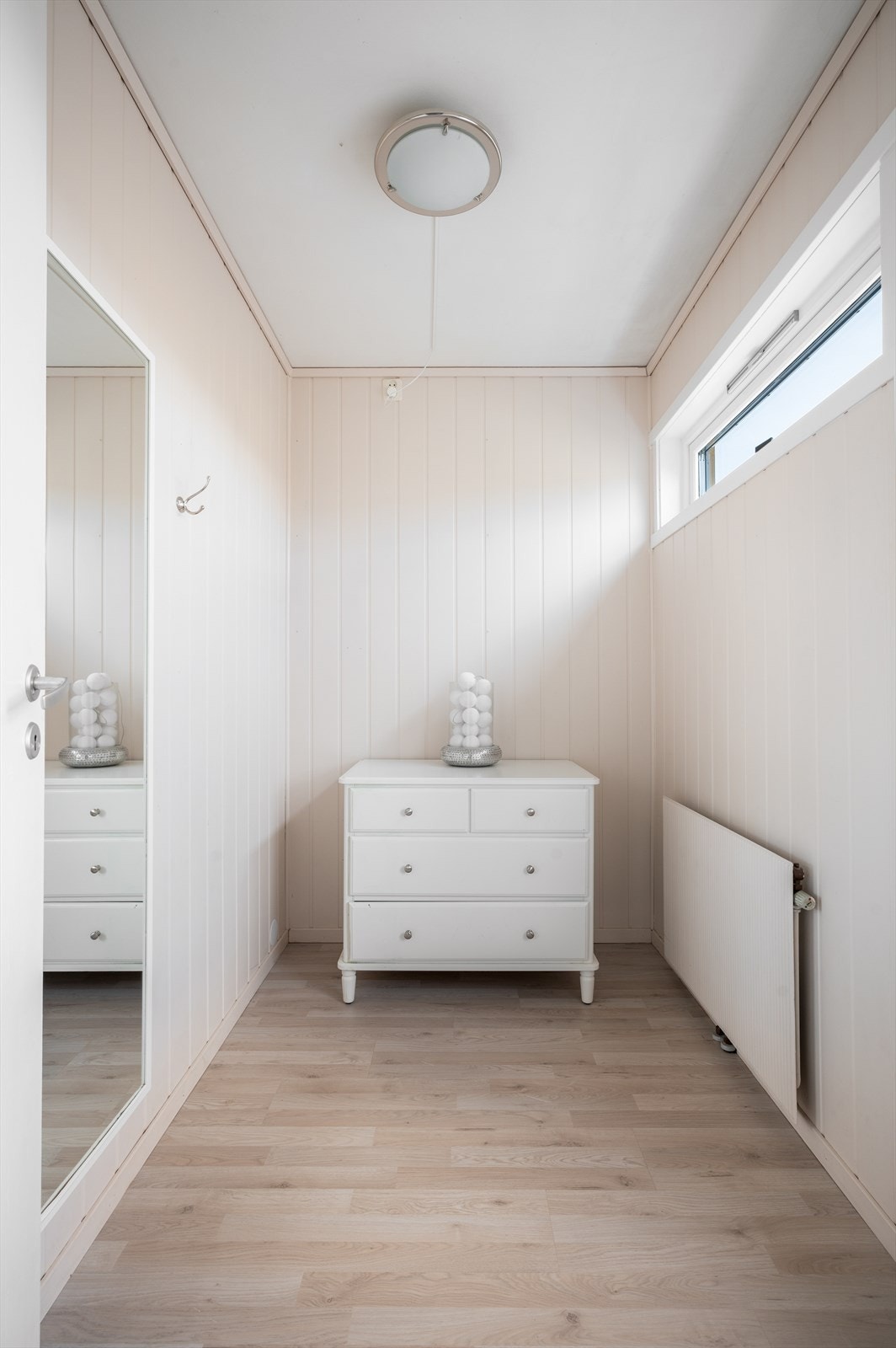 I tilknytning til soverommet finner man en praktisk garderoberom evt kontor. Galleribilde