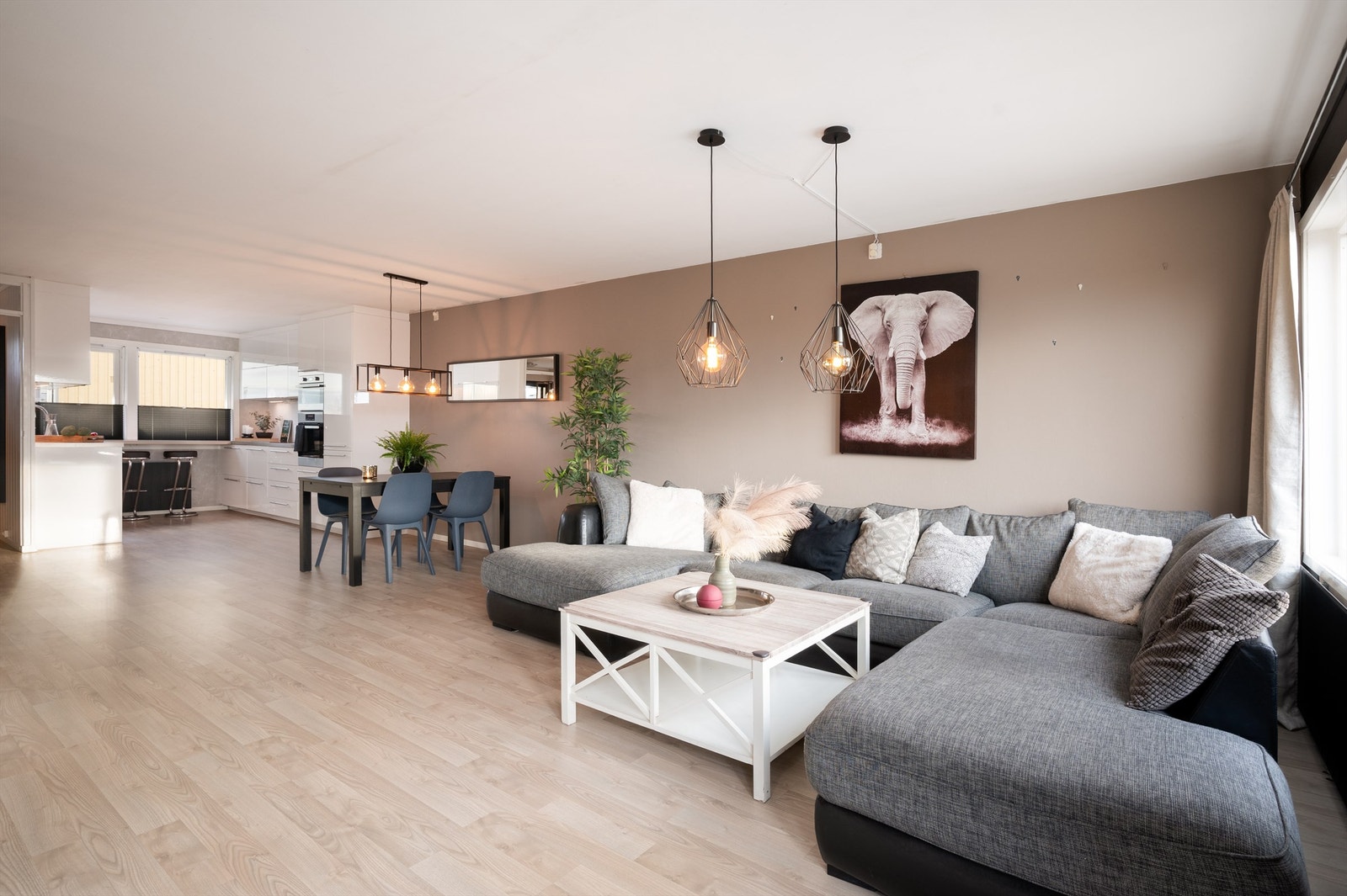 Stue- og kjøkkenarealet måler til sammen romslige 46 kvm. Galleribilde