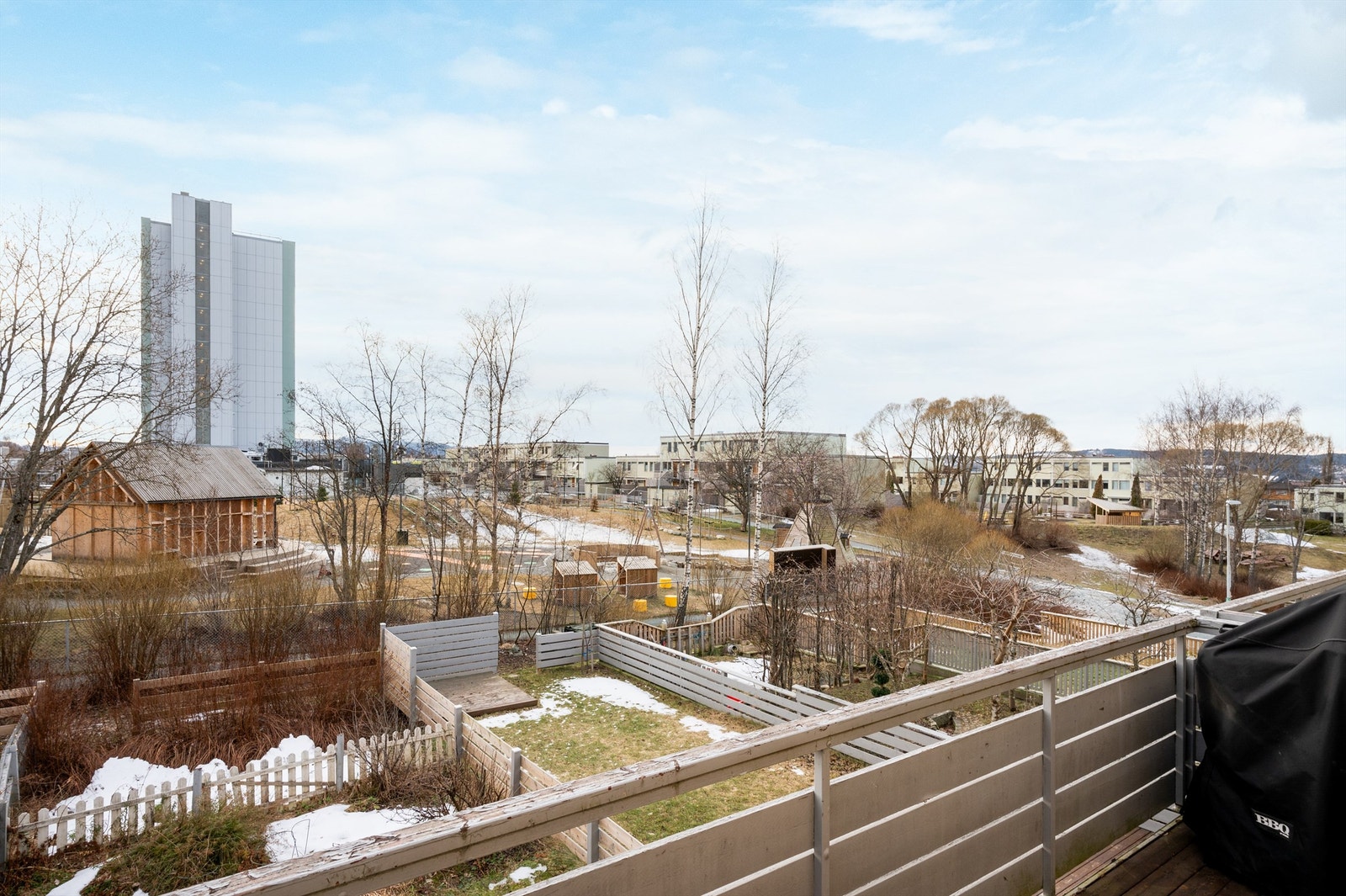 Boligen har meget god beliggenhet i feltet med utsikt over friområdet. Meget gode solforhold. Galleribilde