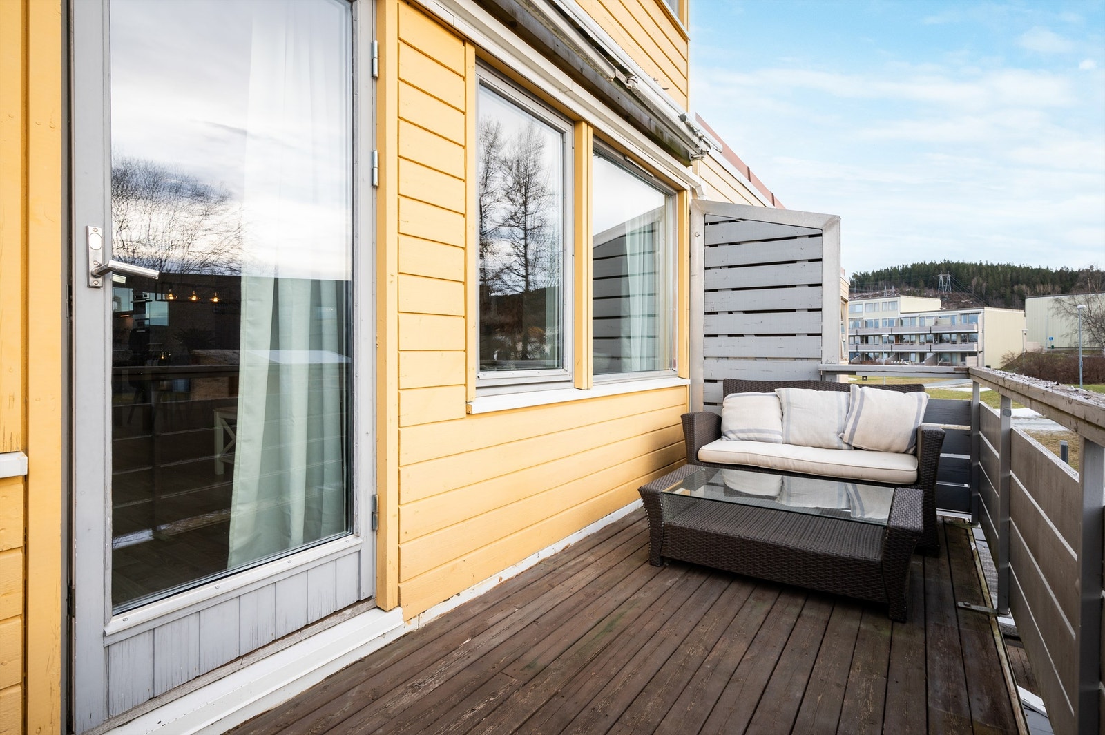 Fra stuen har man direkte utgang til solfylt balkong. Det er kort vei til Estenstadmarka for utmerkede muligheter for friluftsliv året rundt. Galleribilde