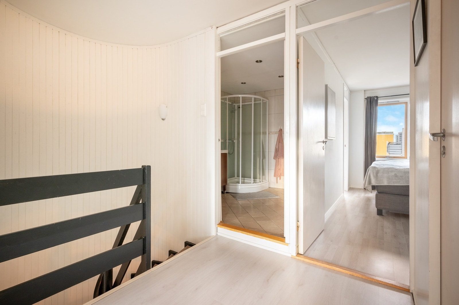 3. etasje består av gang, tre store soverom, bad, bod og garderoberom Galleribilde