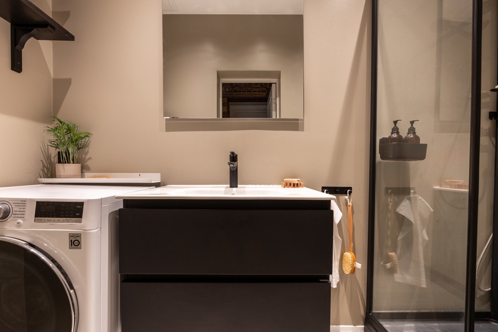 Det er varmekabler i gulvet og downlights i himling. Galleribilde