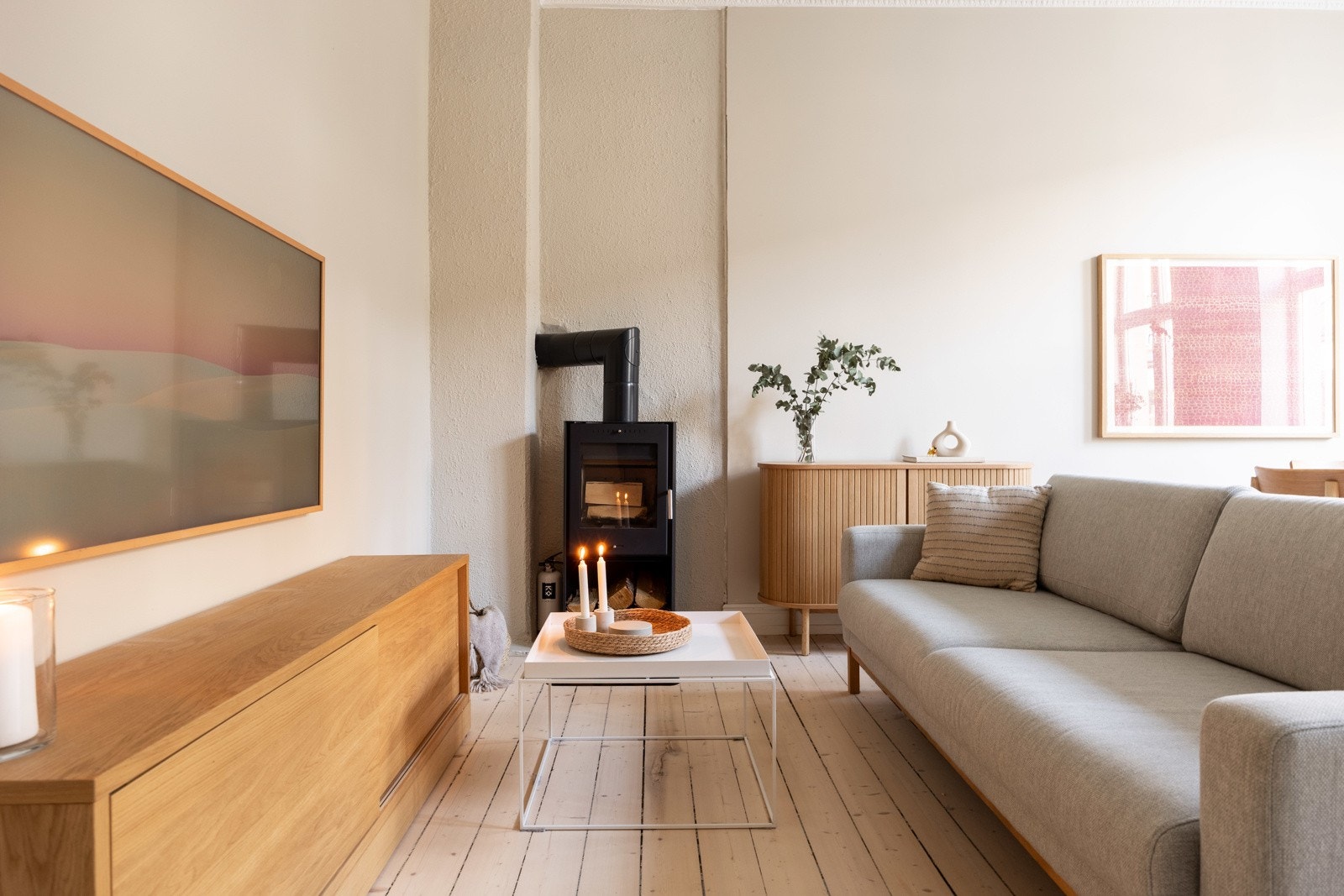 Overflatene er malt i en moderne og behagelig fargetone. Galleribilde