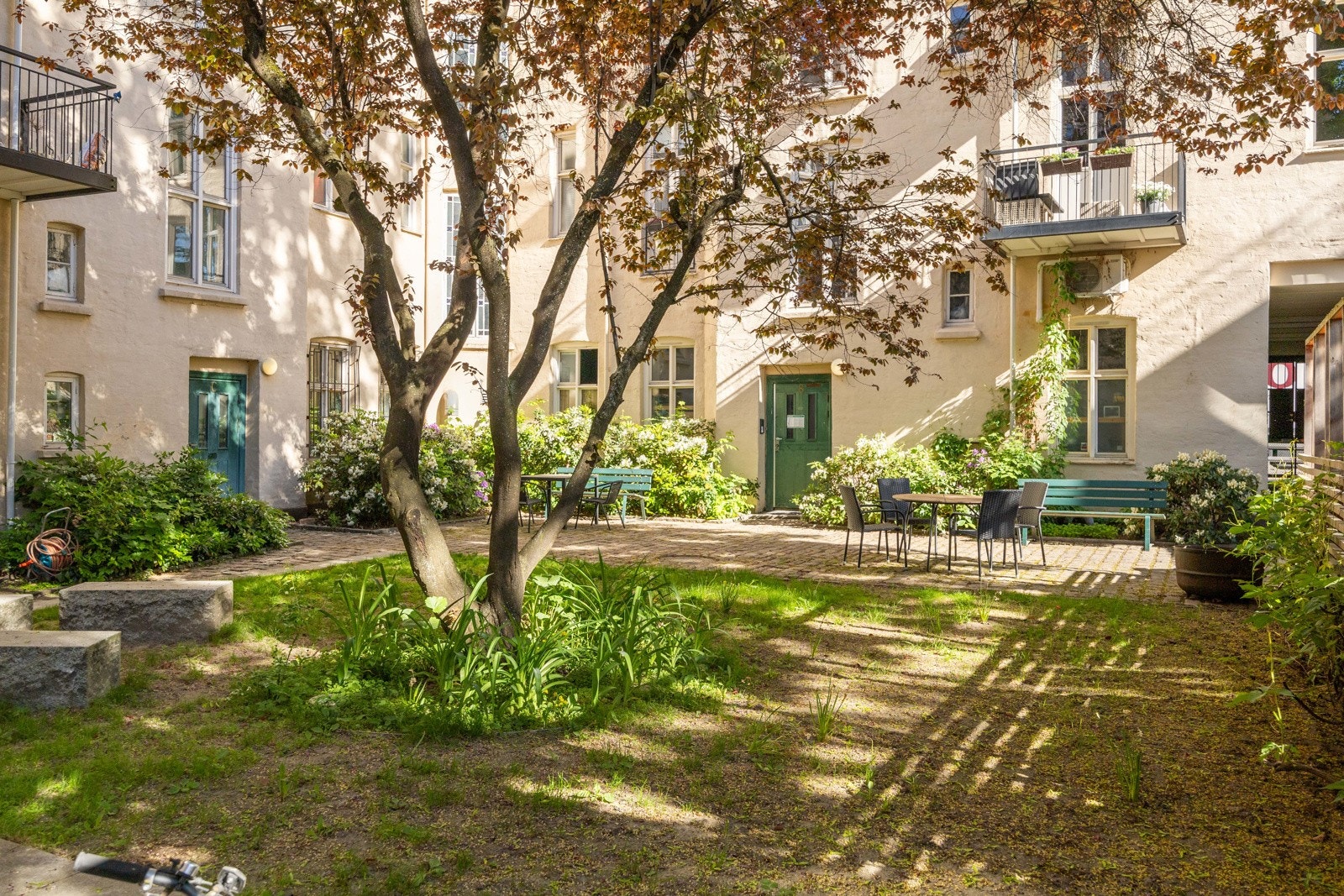 Tomten er opparbeidet med plen og diverse beplatning. Galleribilde