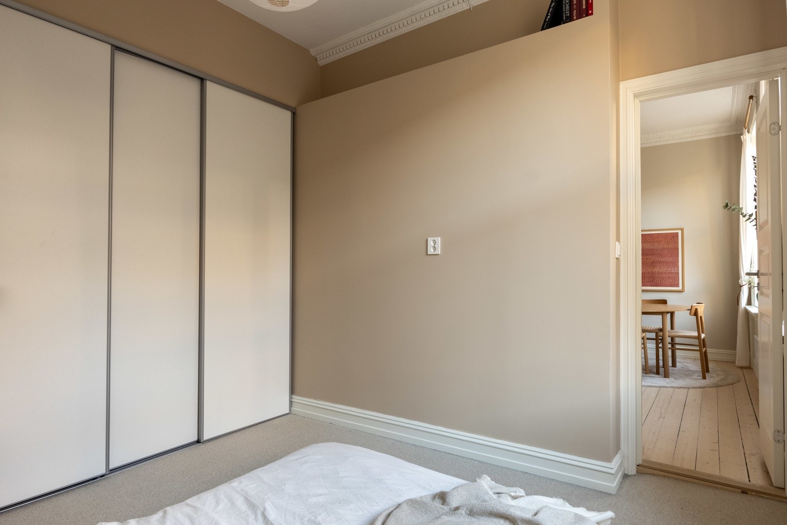 Rikelig med oppbevaringsplass i medfølgende garderobeskap. Galleribilde