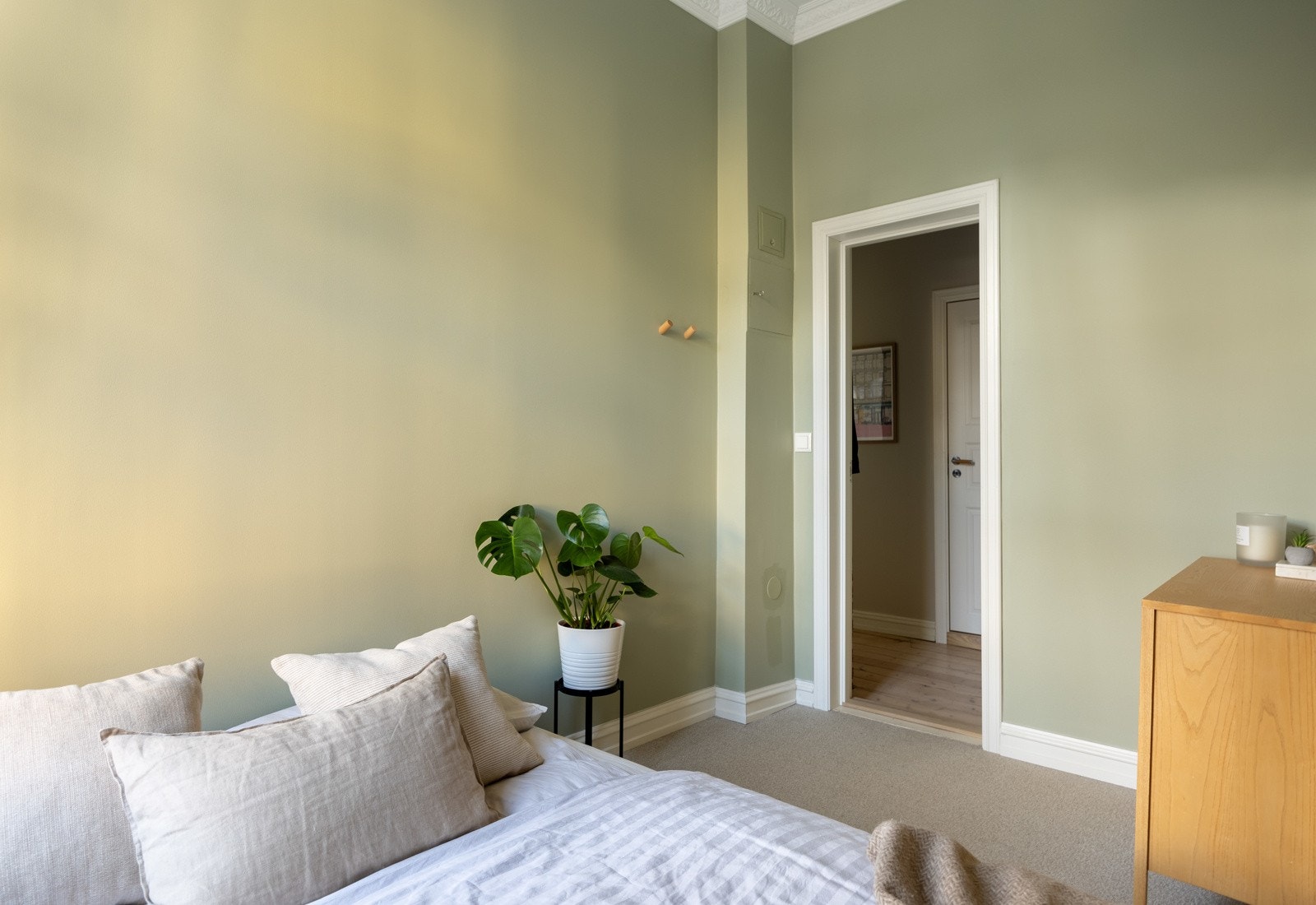 Rommet er praktisk plassert i andre enden av leiligheten i forhold til hovedsoverommet. Galleribilde