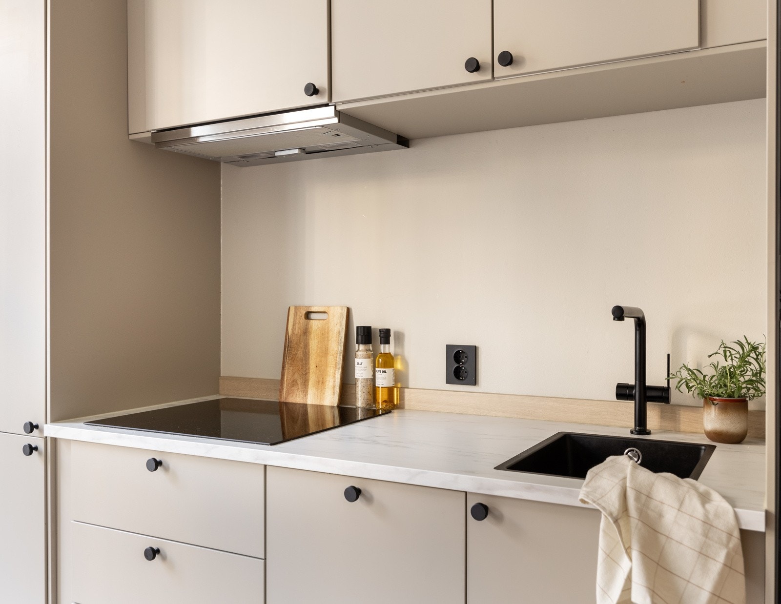 God dybde på kjøkkenbenken gir fine arbeidsforhold. Galleribilde