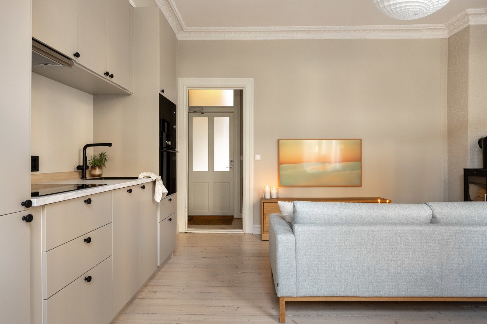 Den gode takhøyden i leiligheten gir en romslig atmosfære. Galleribilde