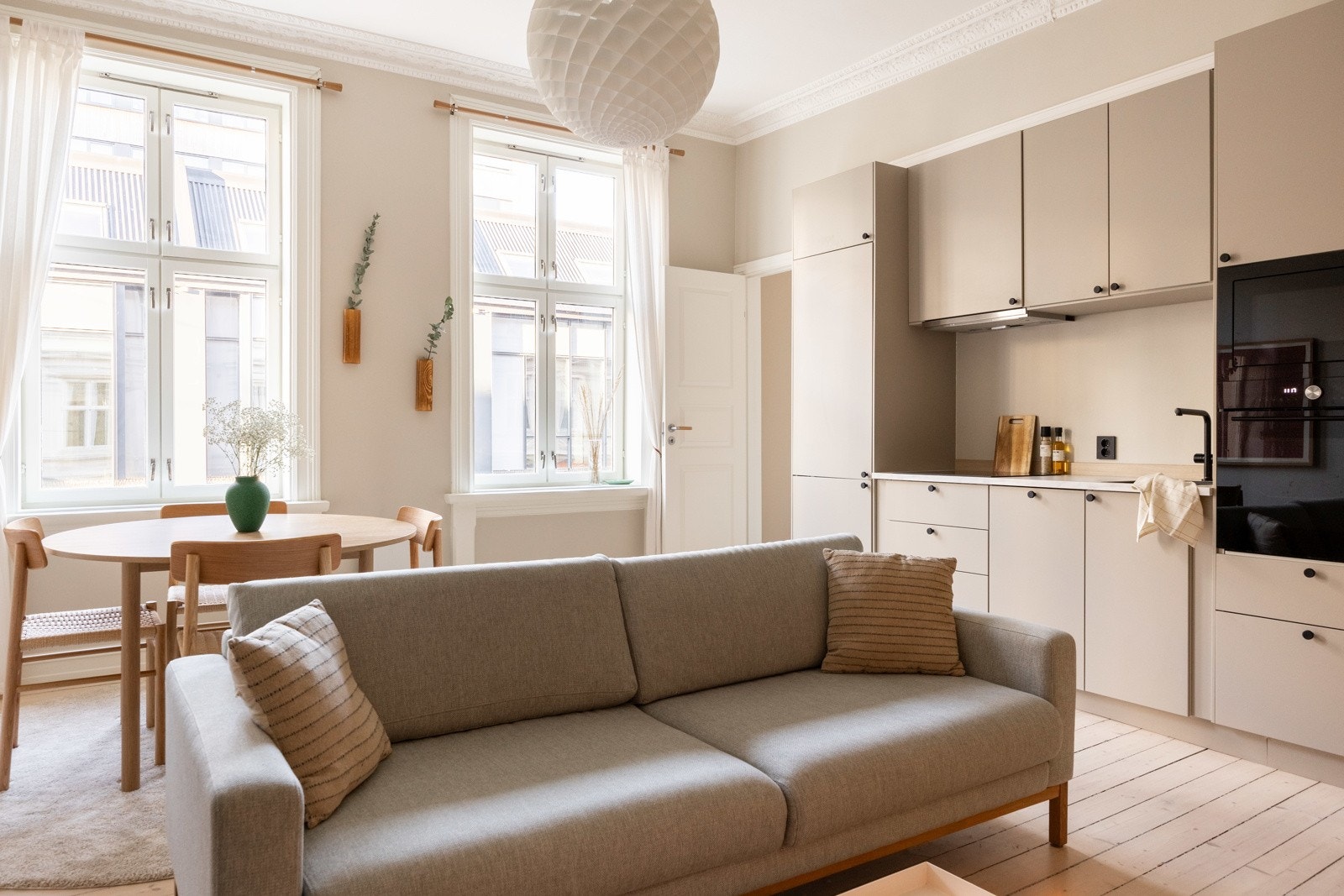 Stuen og kjøkkenet ligger i en sosial åpen løsning. Galleribilde