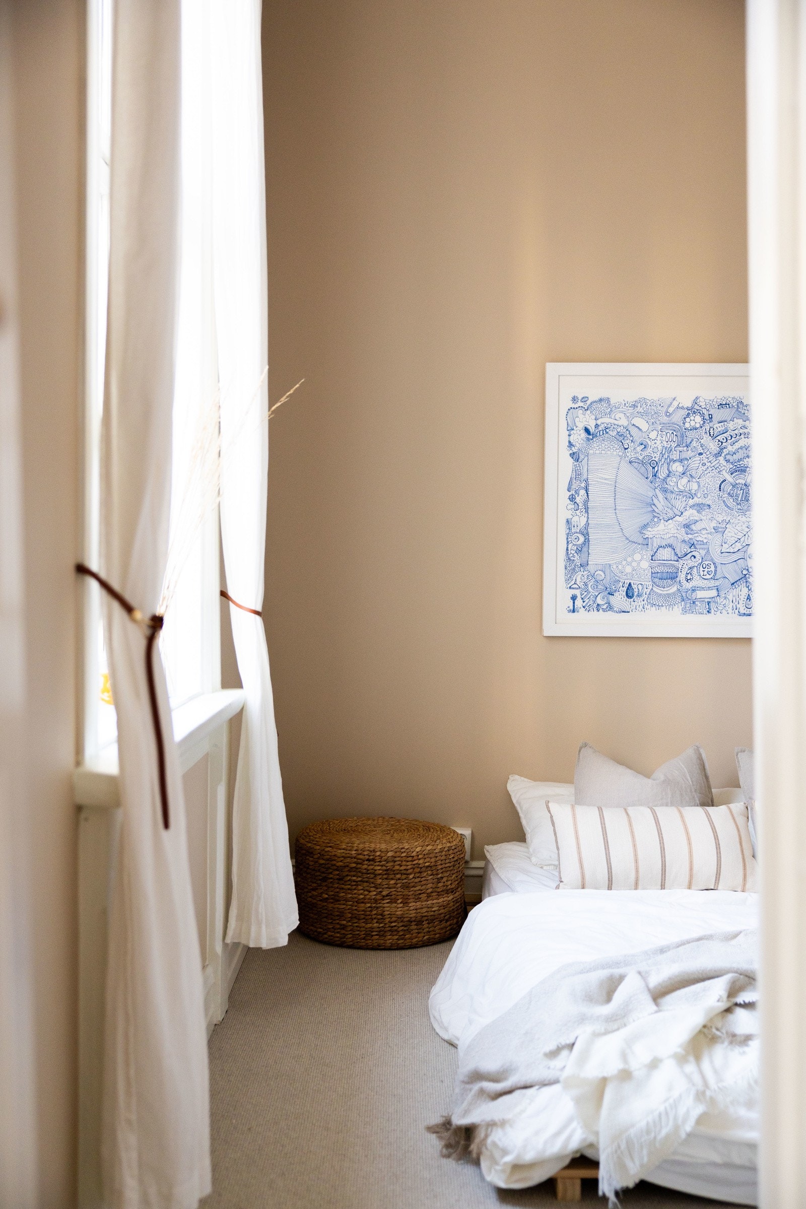 Hovedsoverommet er romslig med god plass for dobbeltseng og tilhørende nattbord. Galleribilde