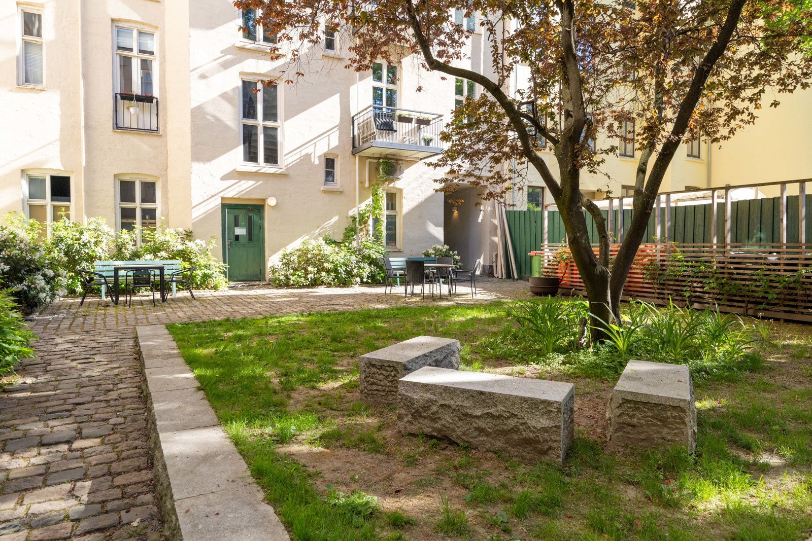 Borettslaget har en frodig felles bakgård. Galleribilde