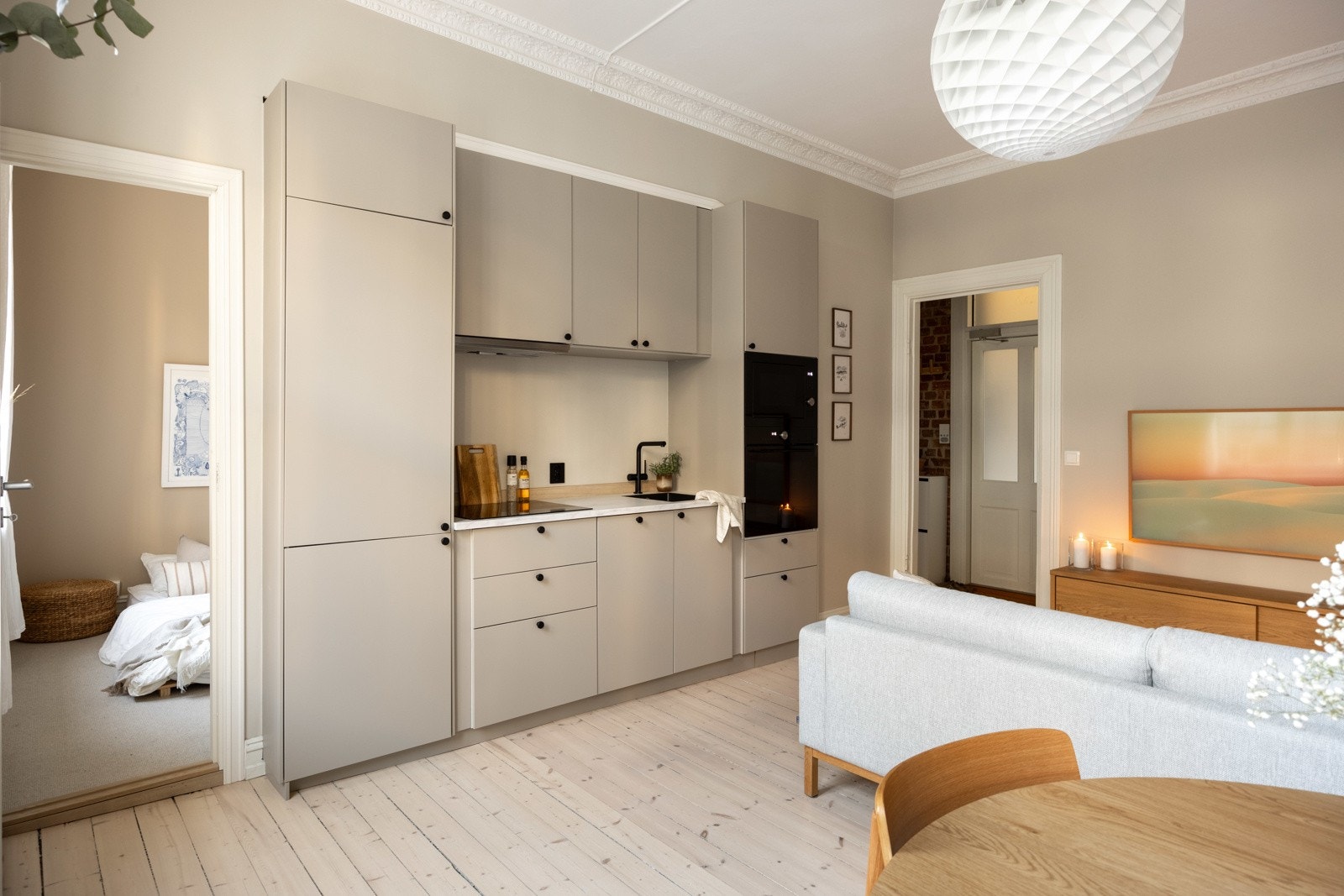 Lekkert kjøkken fra 2024 med tidsmessig innredning. Galleribilde