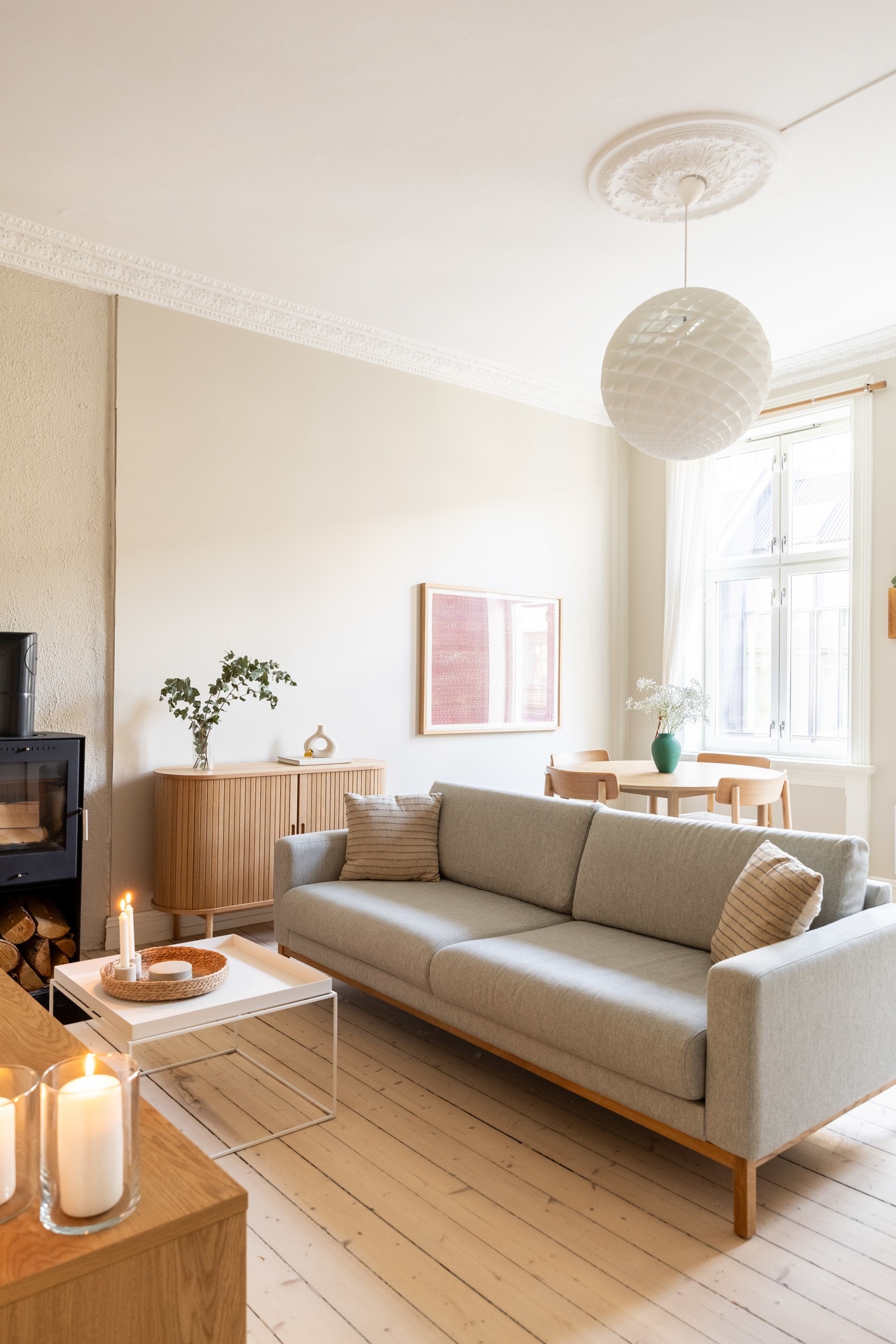 Stuen er lys og trivelig med en god atmosfære. Galleribilde