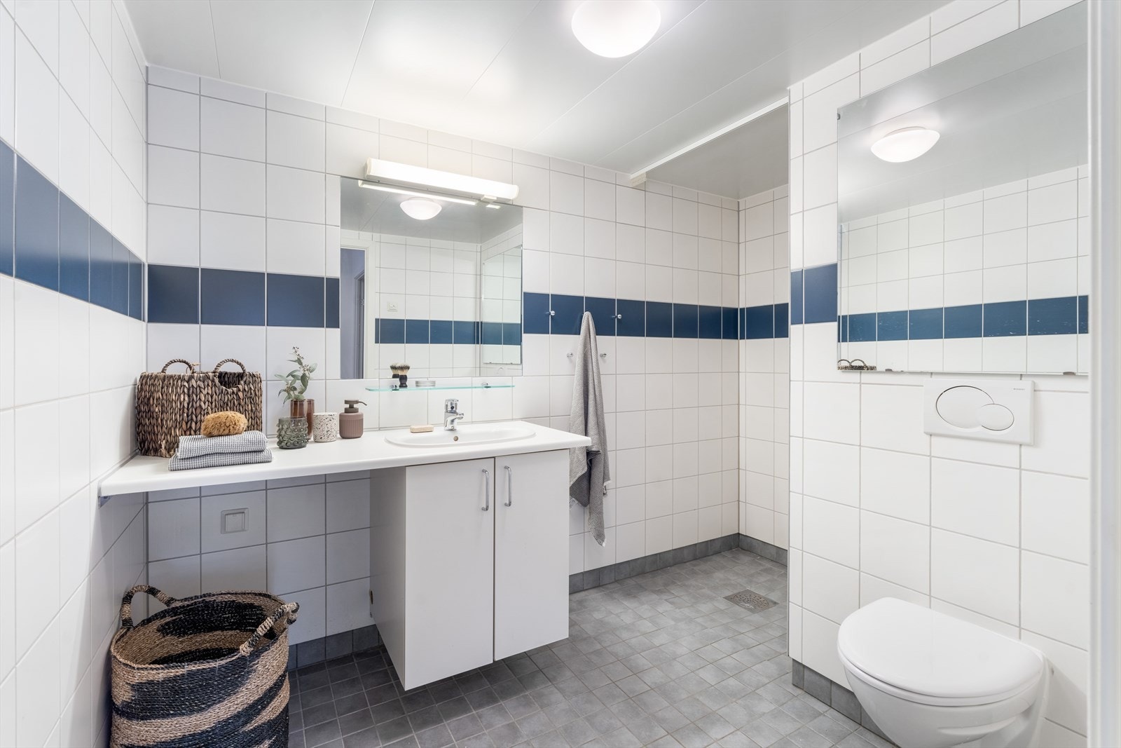 Helfliset bad med opplegg for vaskemaskin Galleribilde