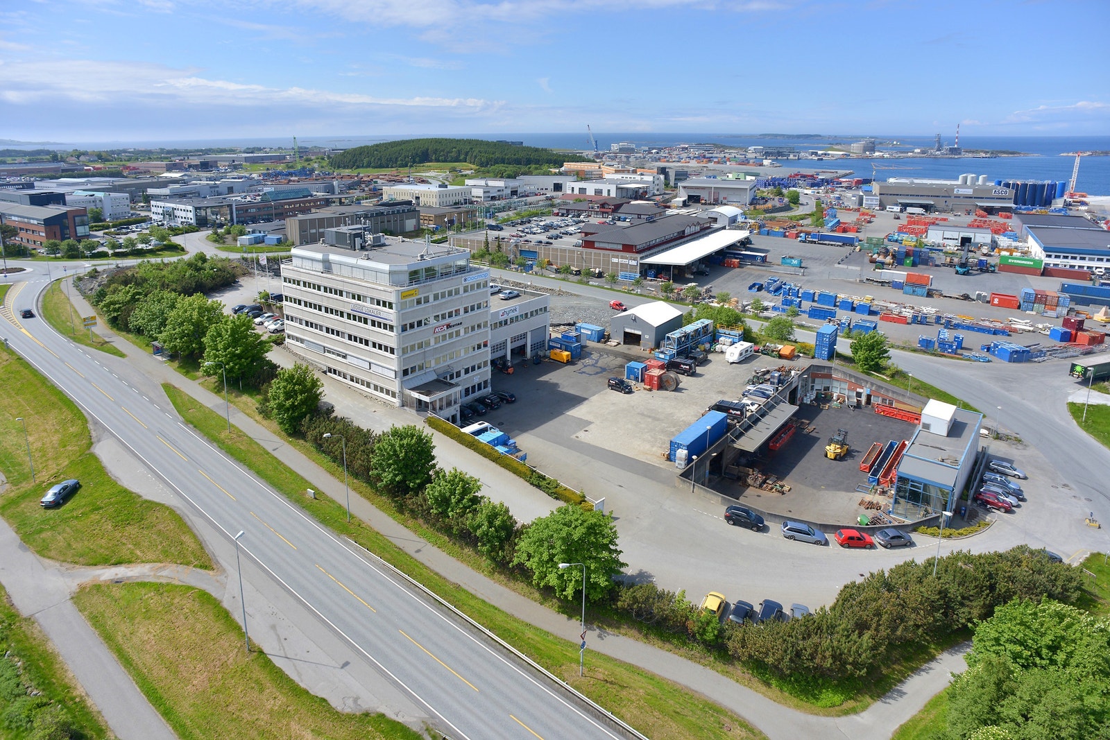 Eiendommen har gode parkeringsmuligheter. Uteareal kan leies! Galleribilde