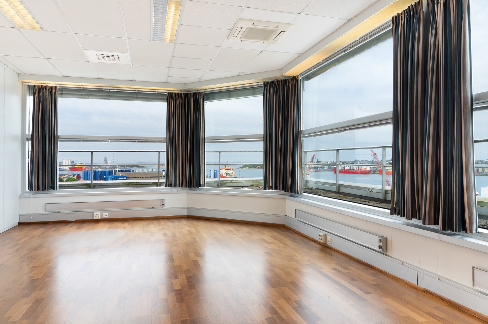 Hjørnekontor med flott utsikt over Risavika Galleribilde