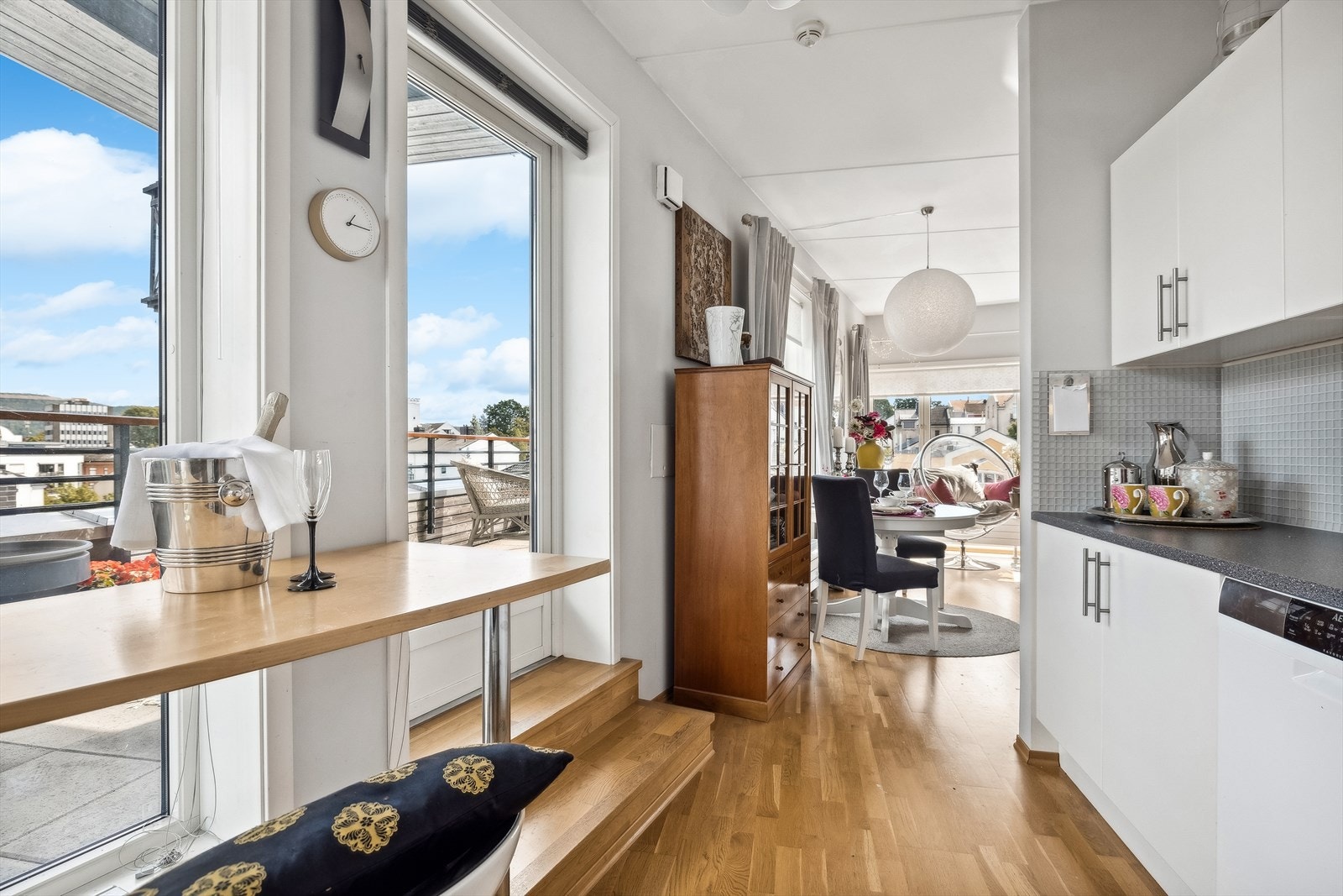 Fra kjøkkenet er det utgang til balkong på ca. 20 kvm. Galleribilde