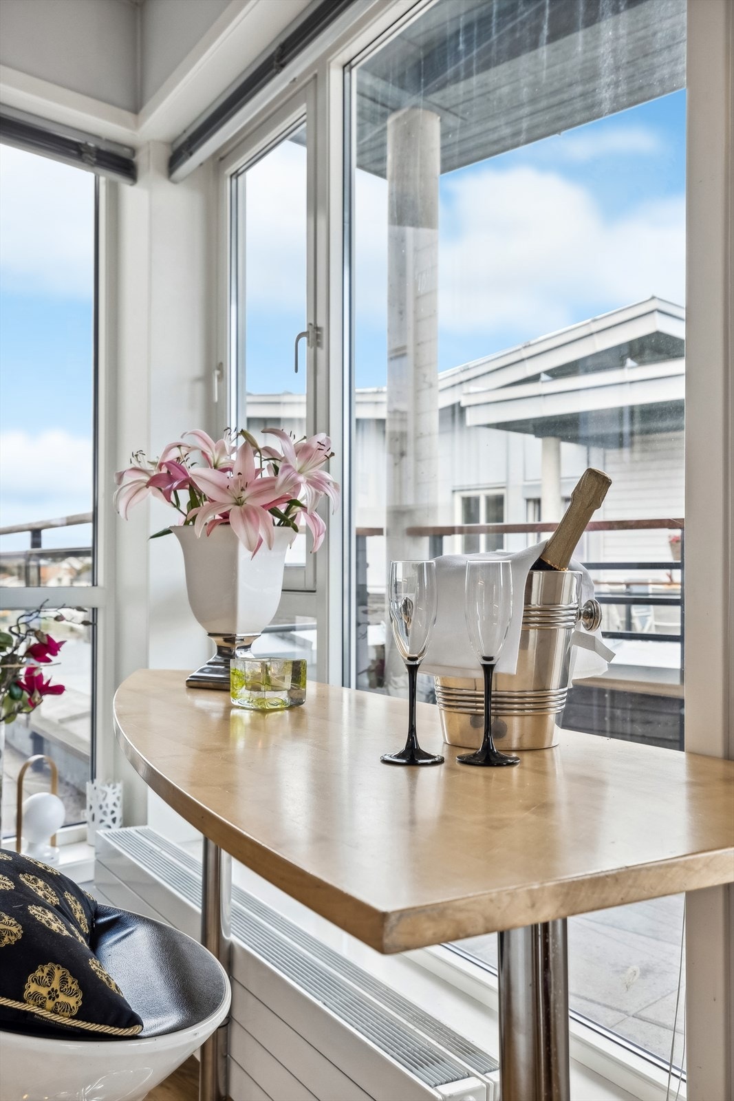 Flott utsikt fra kjøkkenvinduene Galleribilde