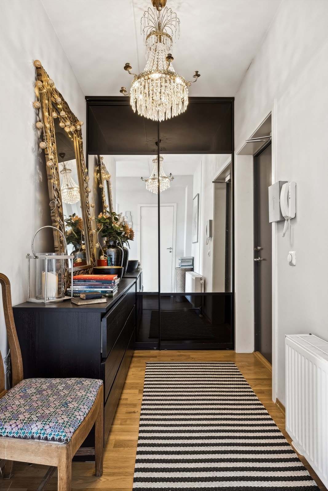 Entrè med skyvedørsgarderobe Galleribilde