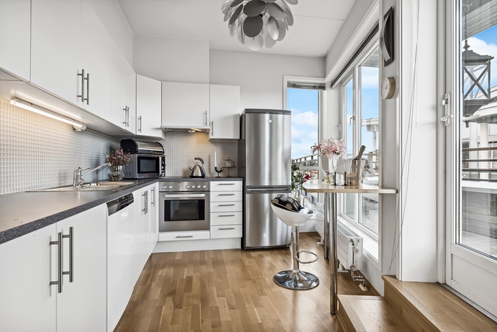 Glatt hvit kjøkkeninnredning Galleribilde