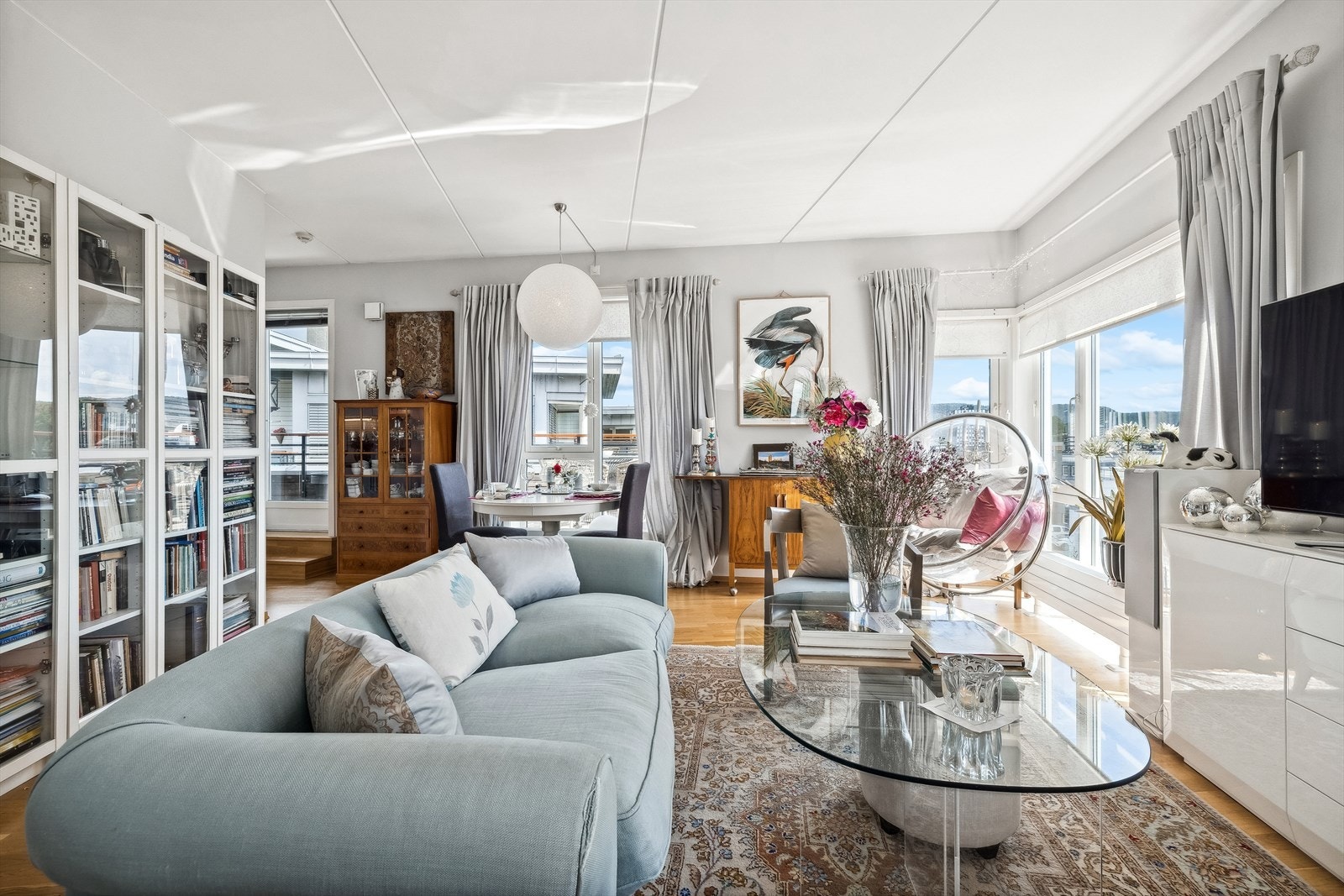 Stue med plass til både sofagruppe og spisestue Galleribilde