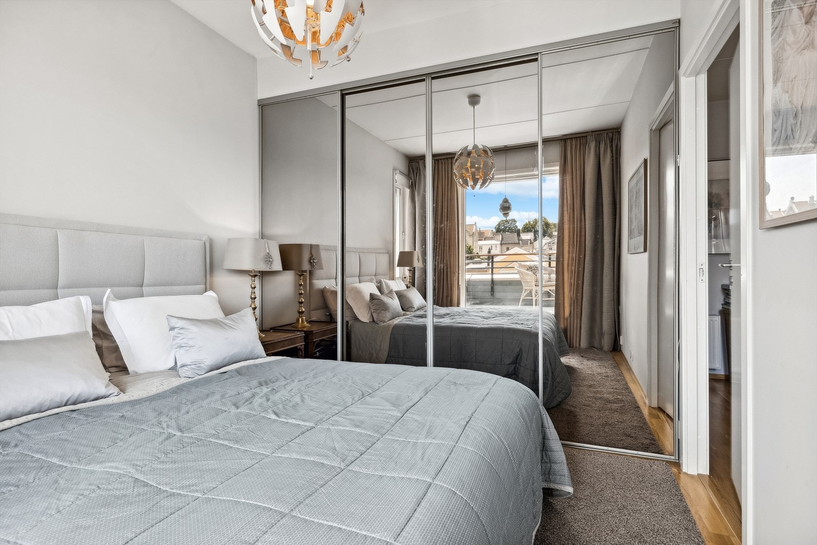 Soverom med skyvedørsgarderobe Galleribilde