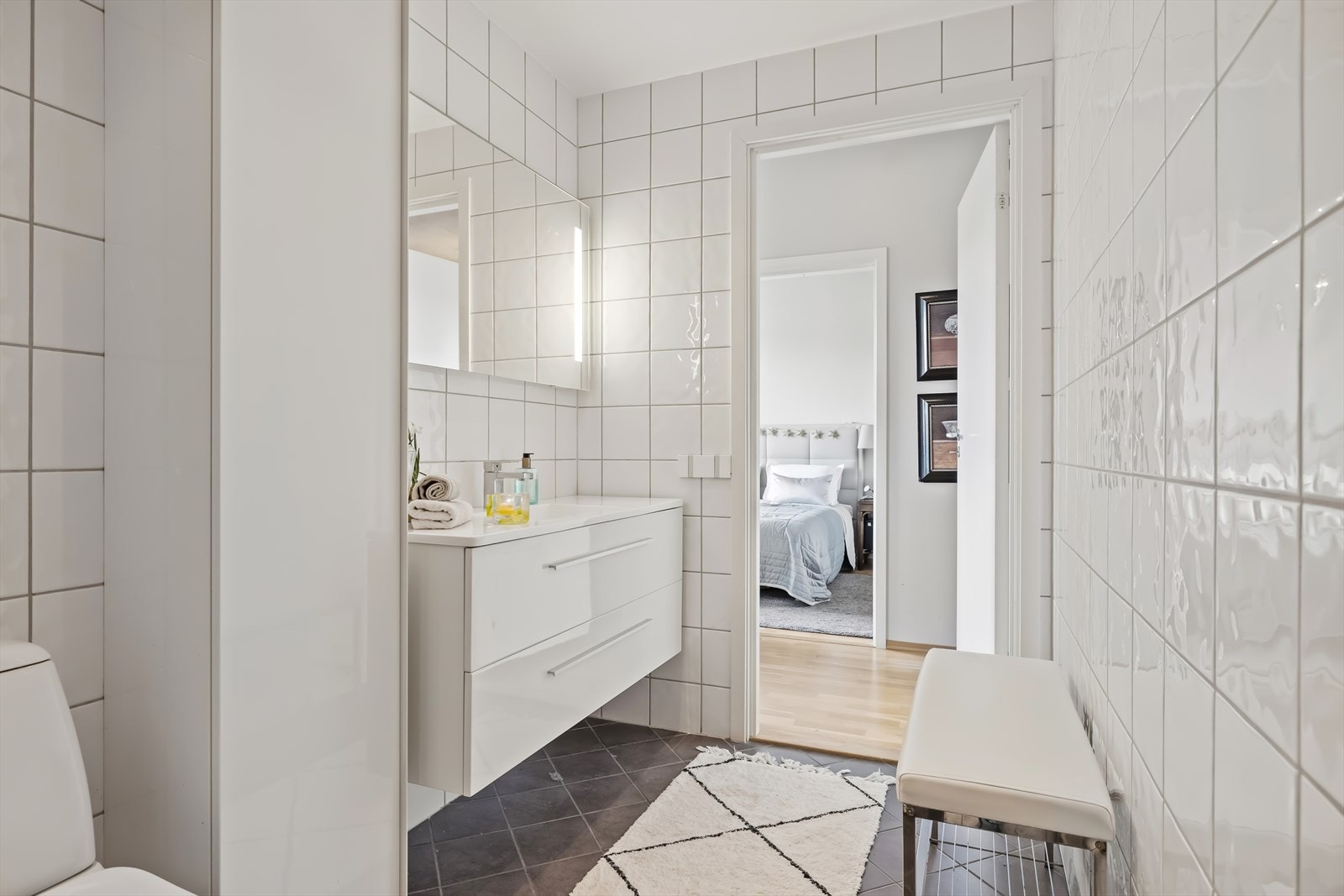 På badet er det dusjkabinett, toalett og baderomsinnredning Galleribilde