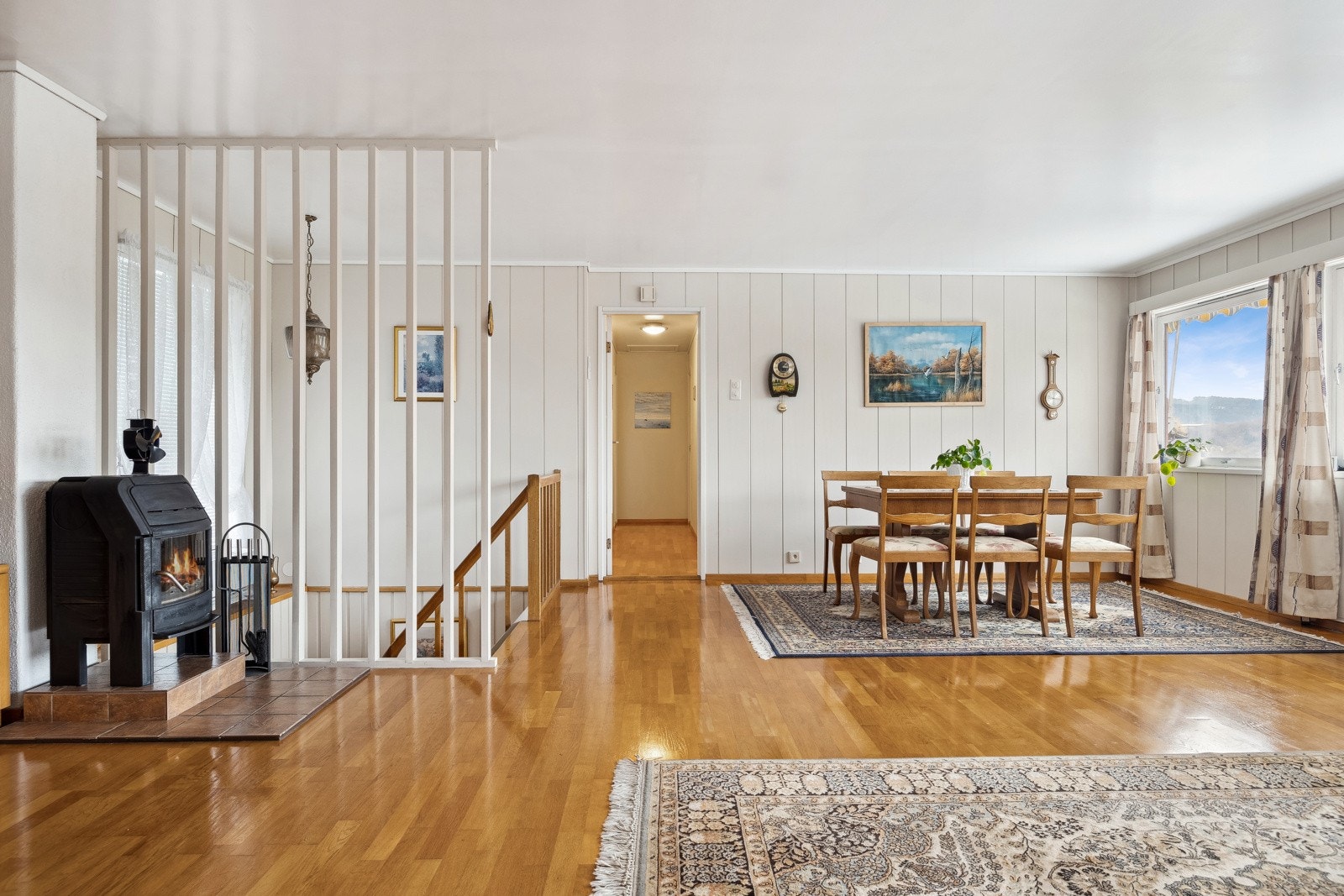 I tillegg til varmepumpen har stuen vedfyring som skaper lun varme på kalde vinterdager. Galleribilde