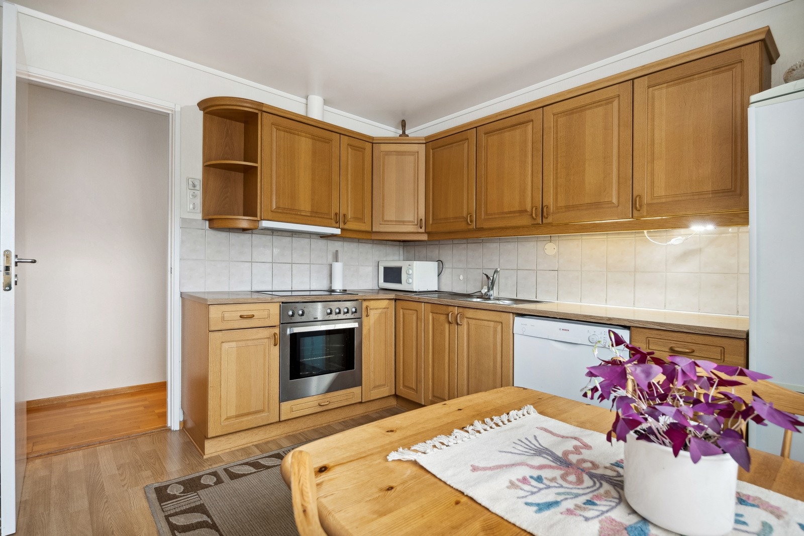 Kjøkkenet har flott potensiale for oppgradering - her er er det godt med skap og benkeplass! Galleribilde