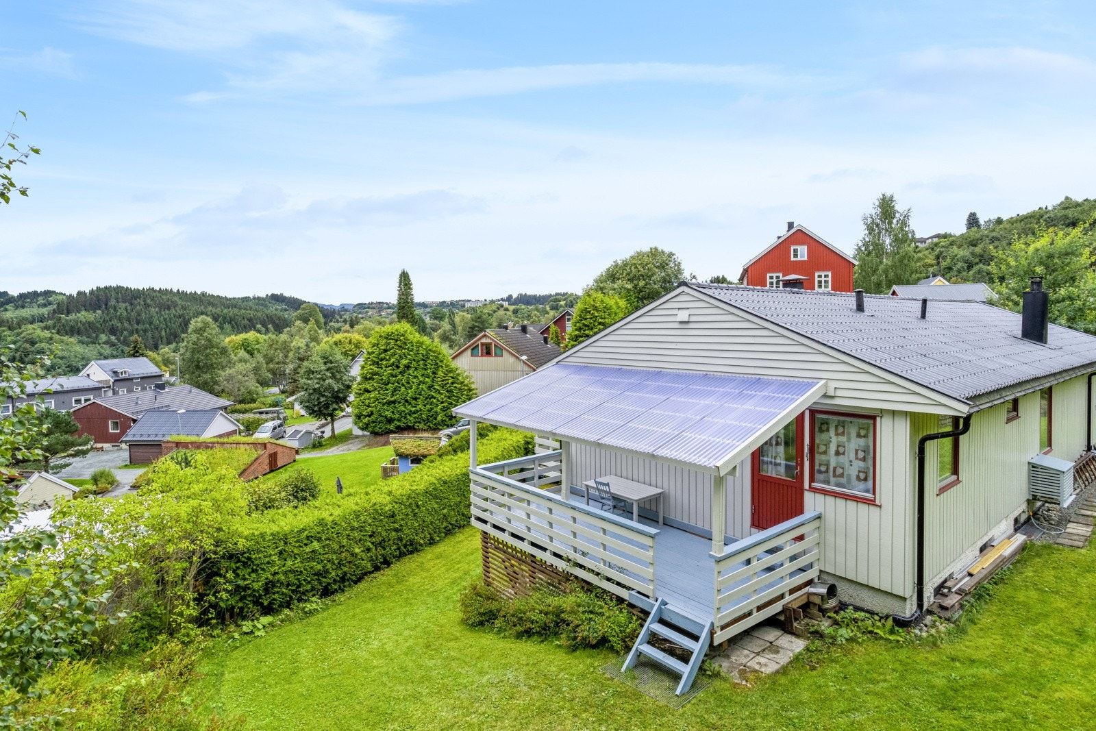 Fra hovedveien og opp til boligen går det en trygg skolevei som kommunen sørger for å brøyte og strø vinterstid - praktisk og bekvemt for hele familien. Galleribilde