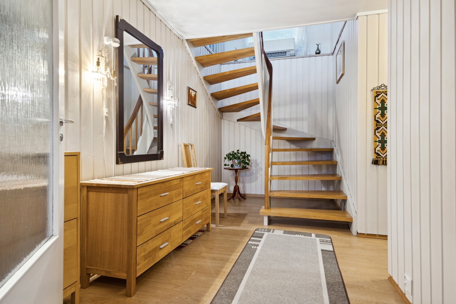 Velkommen inn! Varmepumpe i trappegangen sørger for jevn oppvarming i begge etasjer. Galleribilde