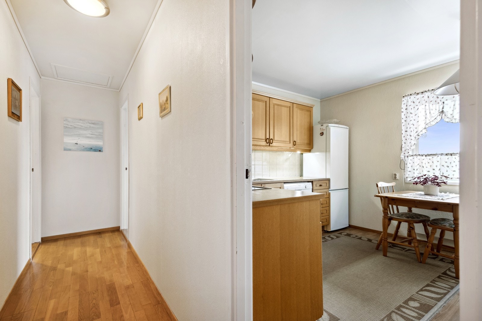 Utleiedelen består blant annet av entré, toalettrom, kjøkken og soverom. Galleribilde