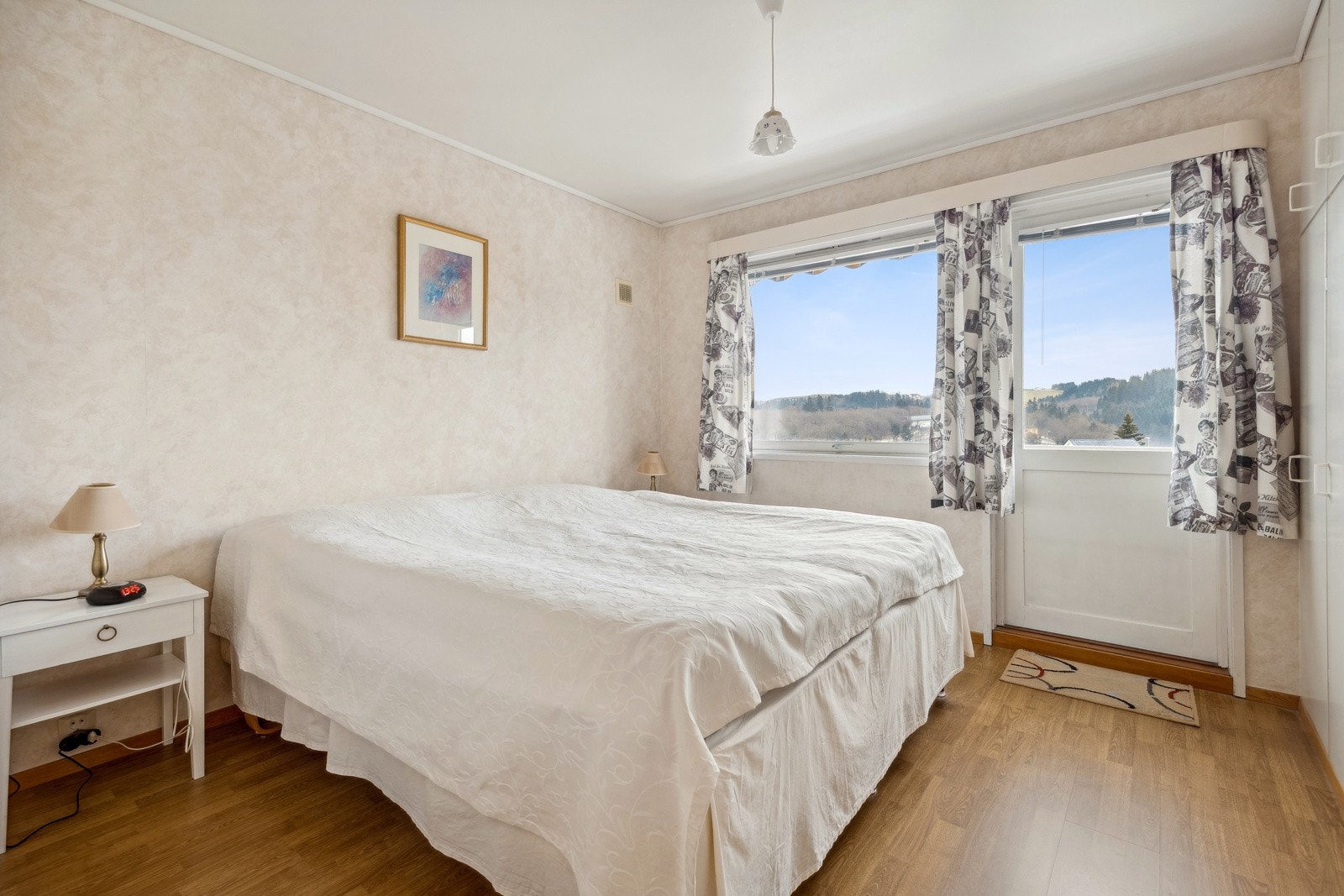 Soverommene i 1. etasje er romslige, målt til ca. 9,5 og 10,5 kvm. Galleribilde