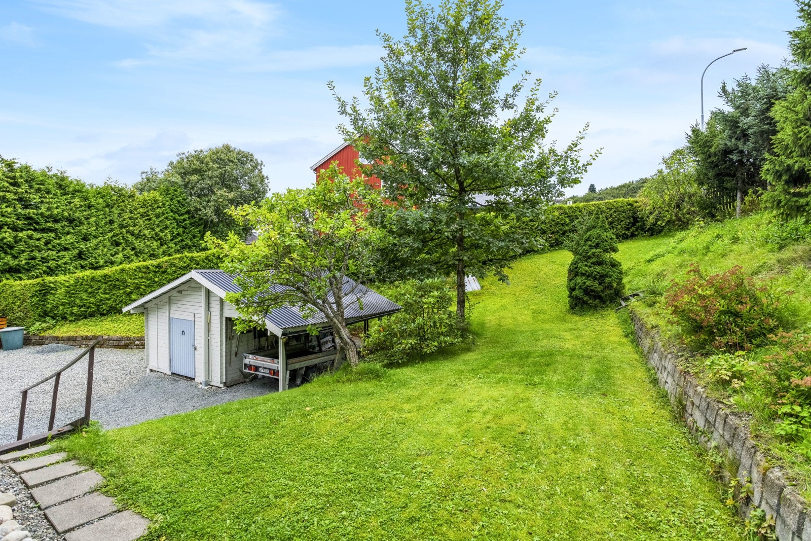 Romslig tomt på ca. 1 292 kvm, gir god plass til å nyte utendørslivet. Galleribilde