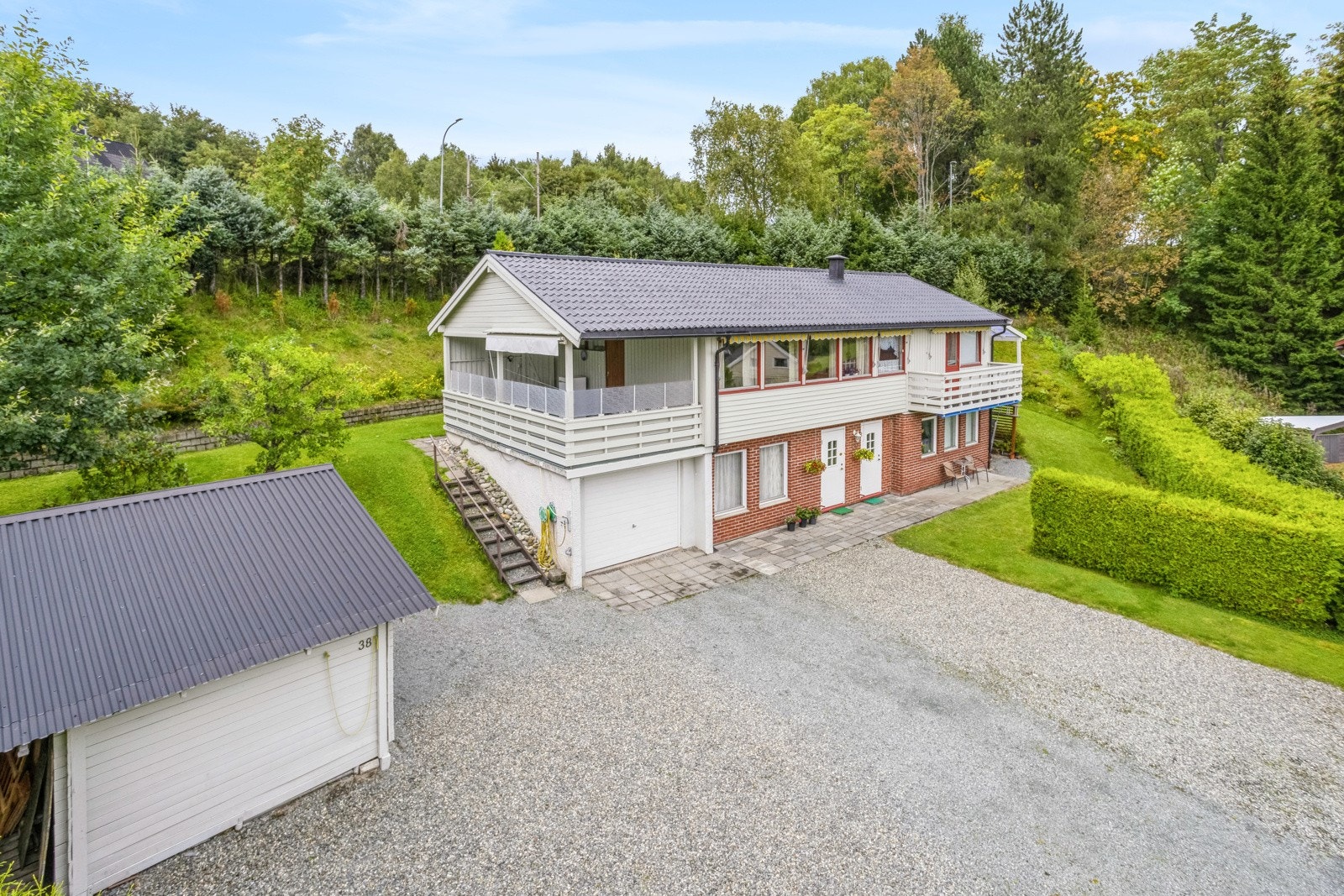 Parkering er lett tilgjengelig med integrert garasje og plass til flere biler på tomten. Galleribilde