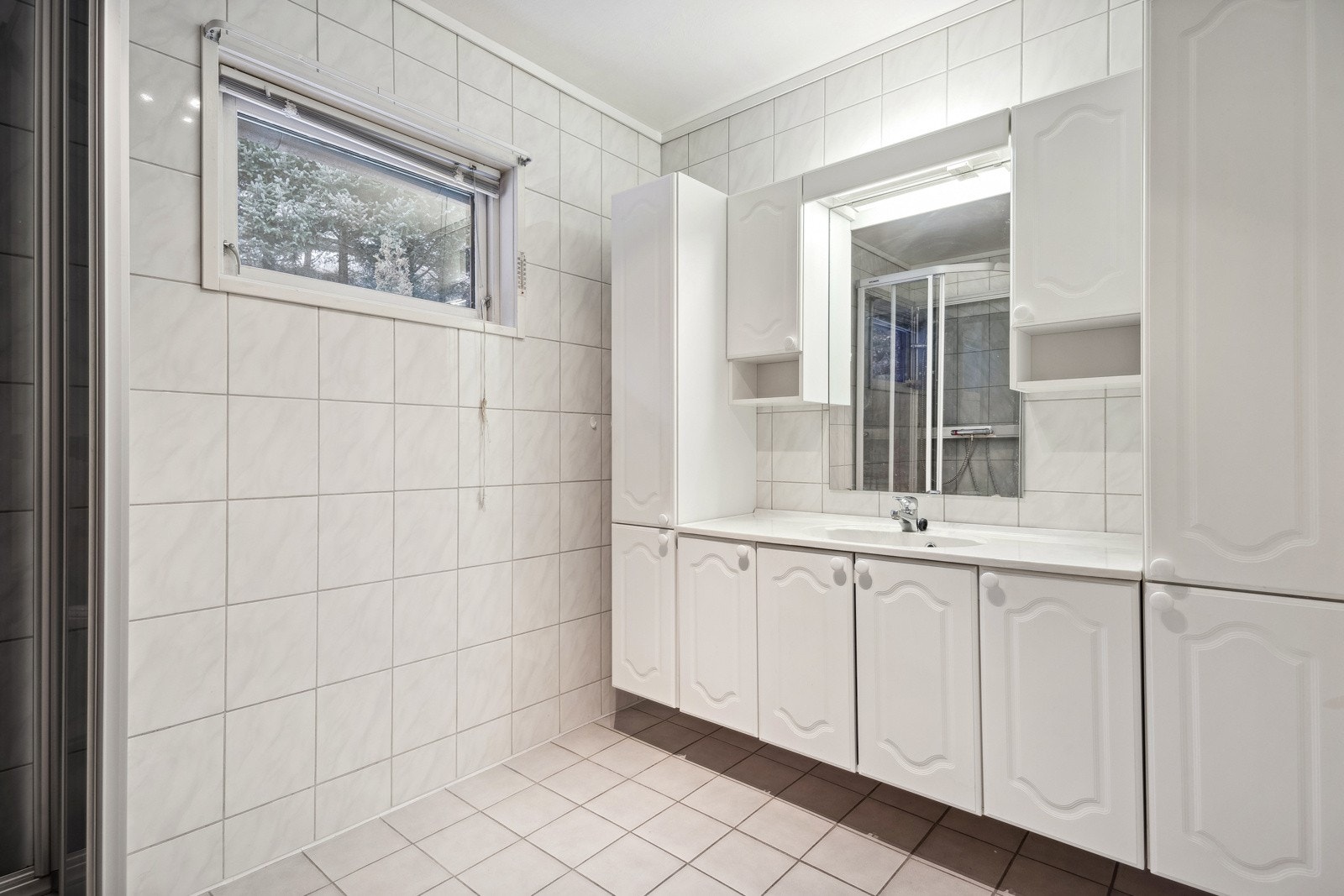 Baderommet i 1. etasje har flislagte overflater og varmekabler for ekstra komfort. Galleribilde