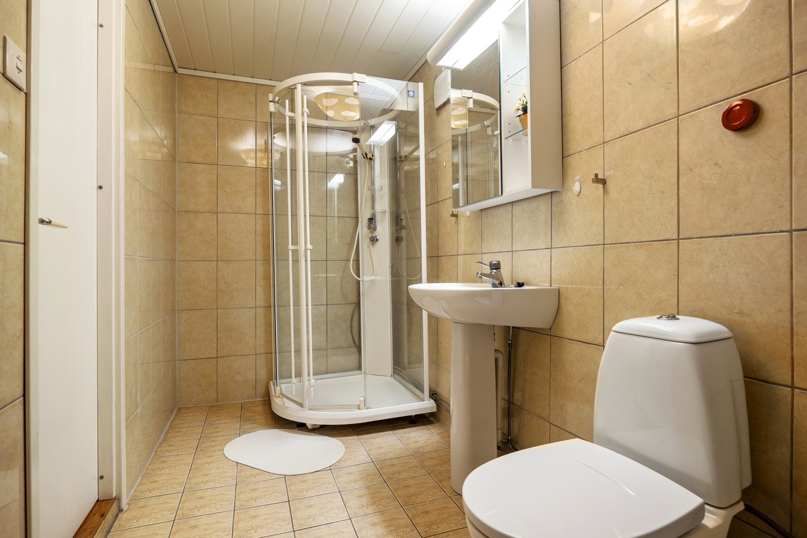 Underetasjen har også et praktisk bad med dusjkabinett og gulvstående toalett. Galleribilde