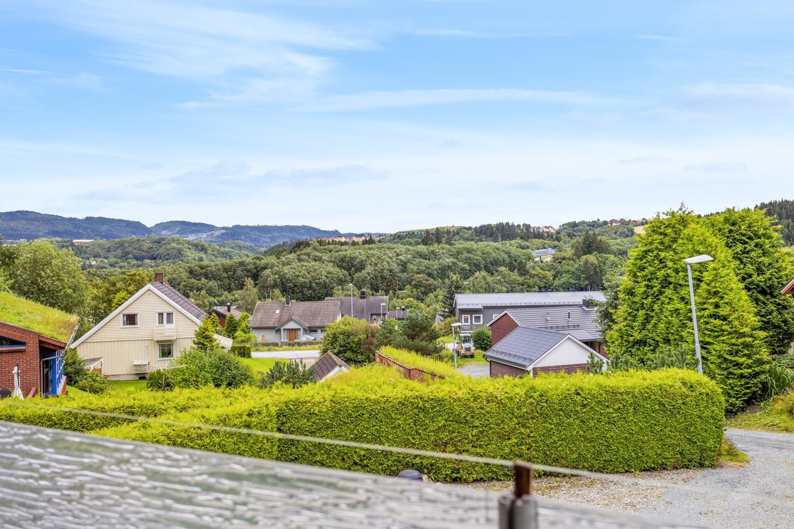 Eiendommen har skjermet beliggenhet med minimalt innsyn fra naboer. Galleribilde