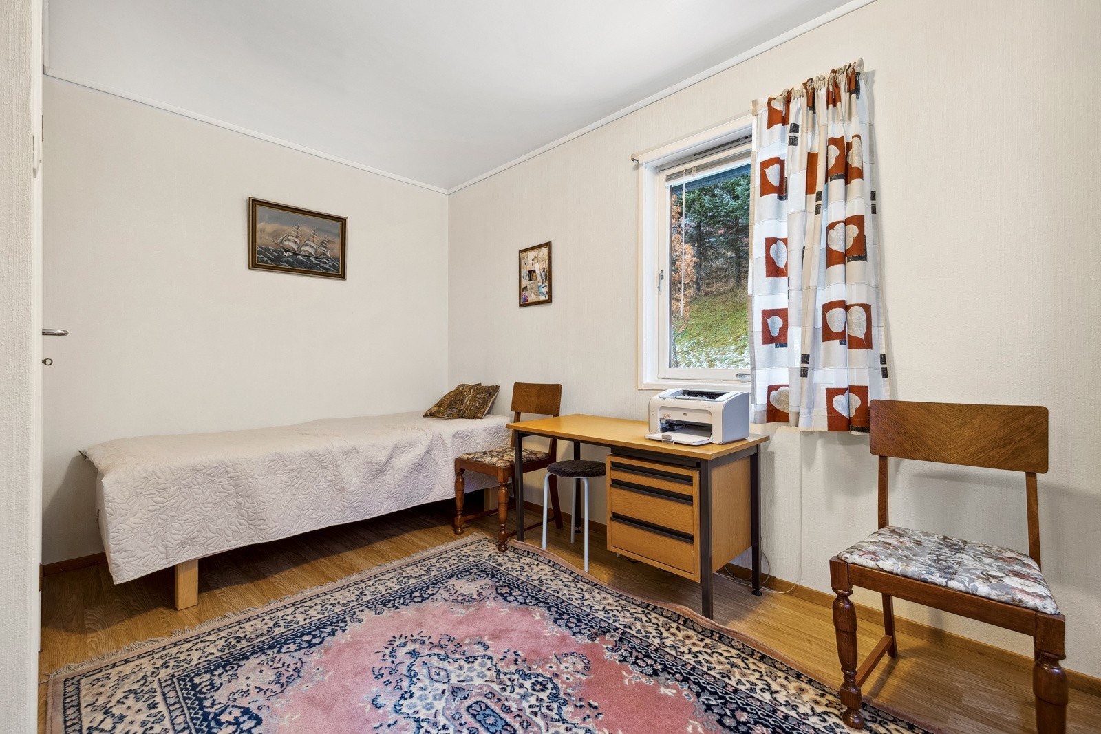 Soverommene har god størrelse og plass til ønsket møblement. Galleribilde