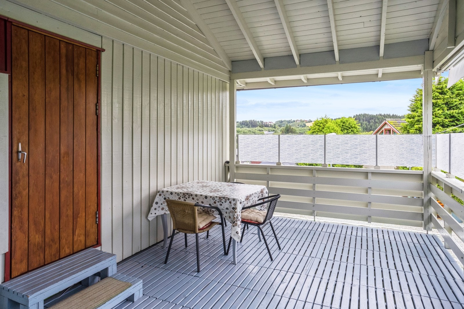 Fra stuen er det tilgang til en romslig, overbygd balkong på 22 kvm - en perfekt forlengelse av boligen i sommerhalvåret. Galleribilde