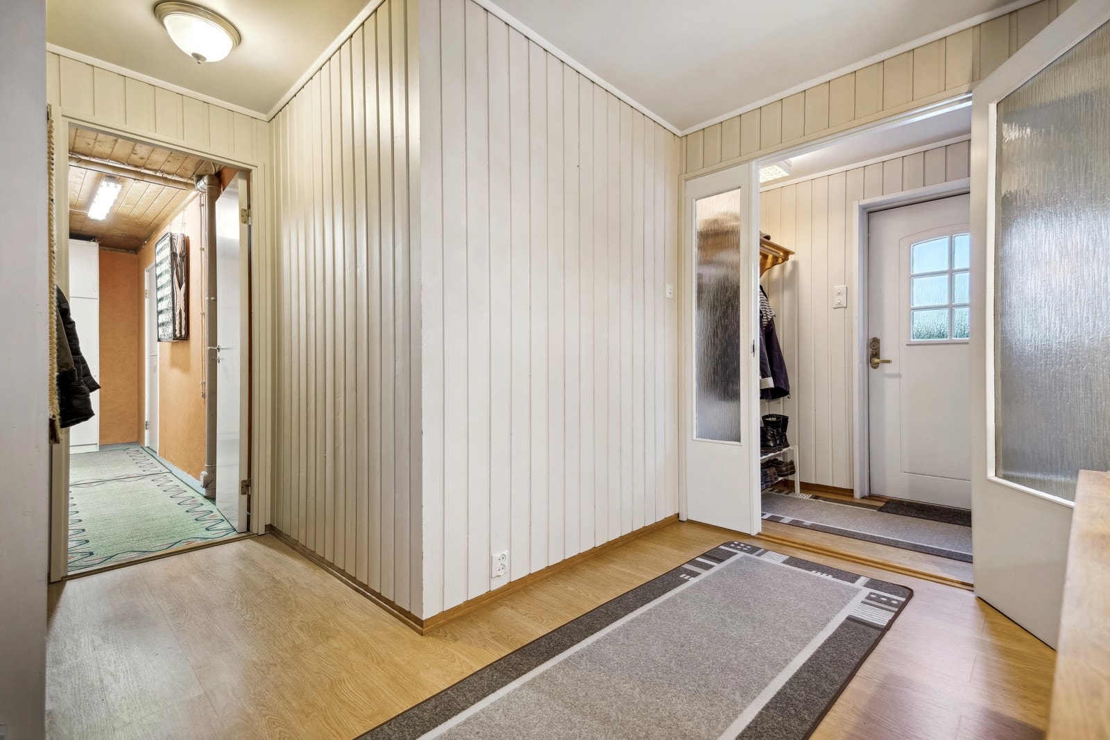 Romslig gang i underetasjen. Galleribilde