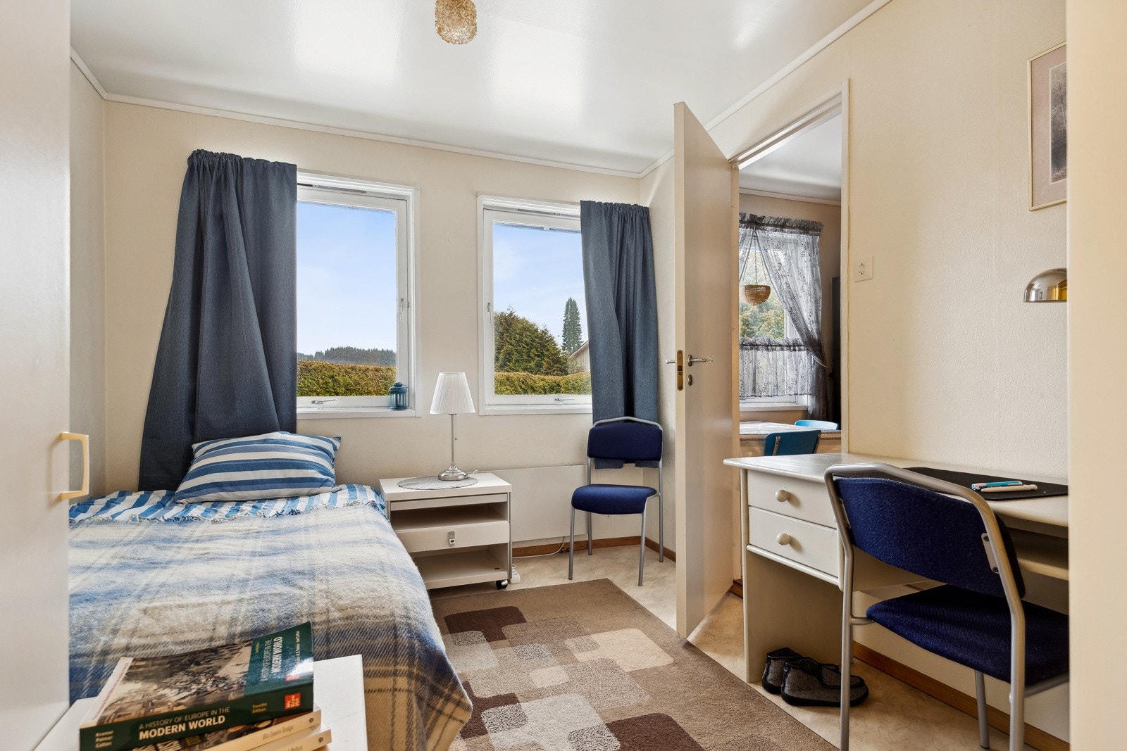 Soverommet i utleiedelen er 9 kvm med god plass til seng og et lite skrivebord. Galleribilde