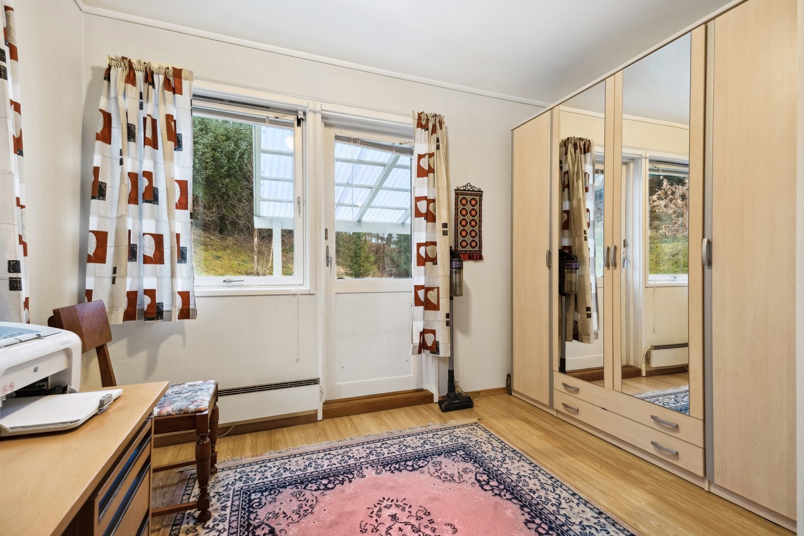 Fra dette soverommet er det også tilgang til en større balkong. Galleribilde