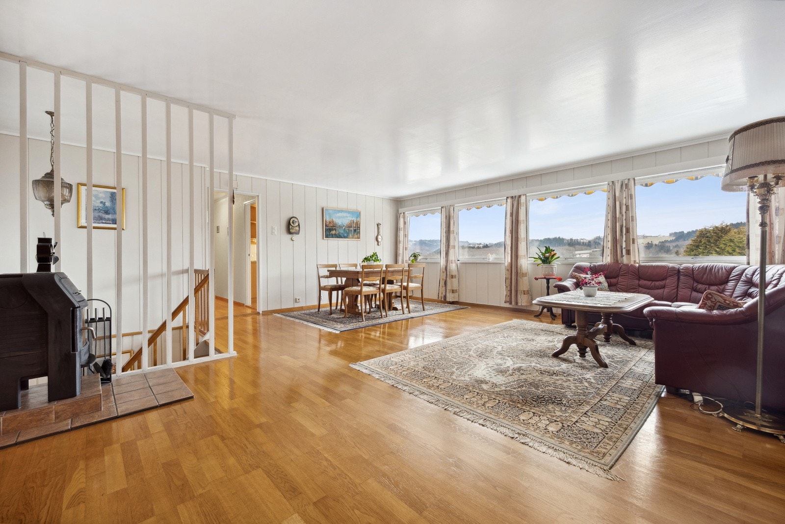 I andre etasje finner du en lys og romslig stue på 40 kvm med plass til sofa- og TV-møblering. Galleribilde