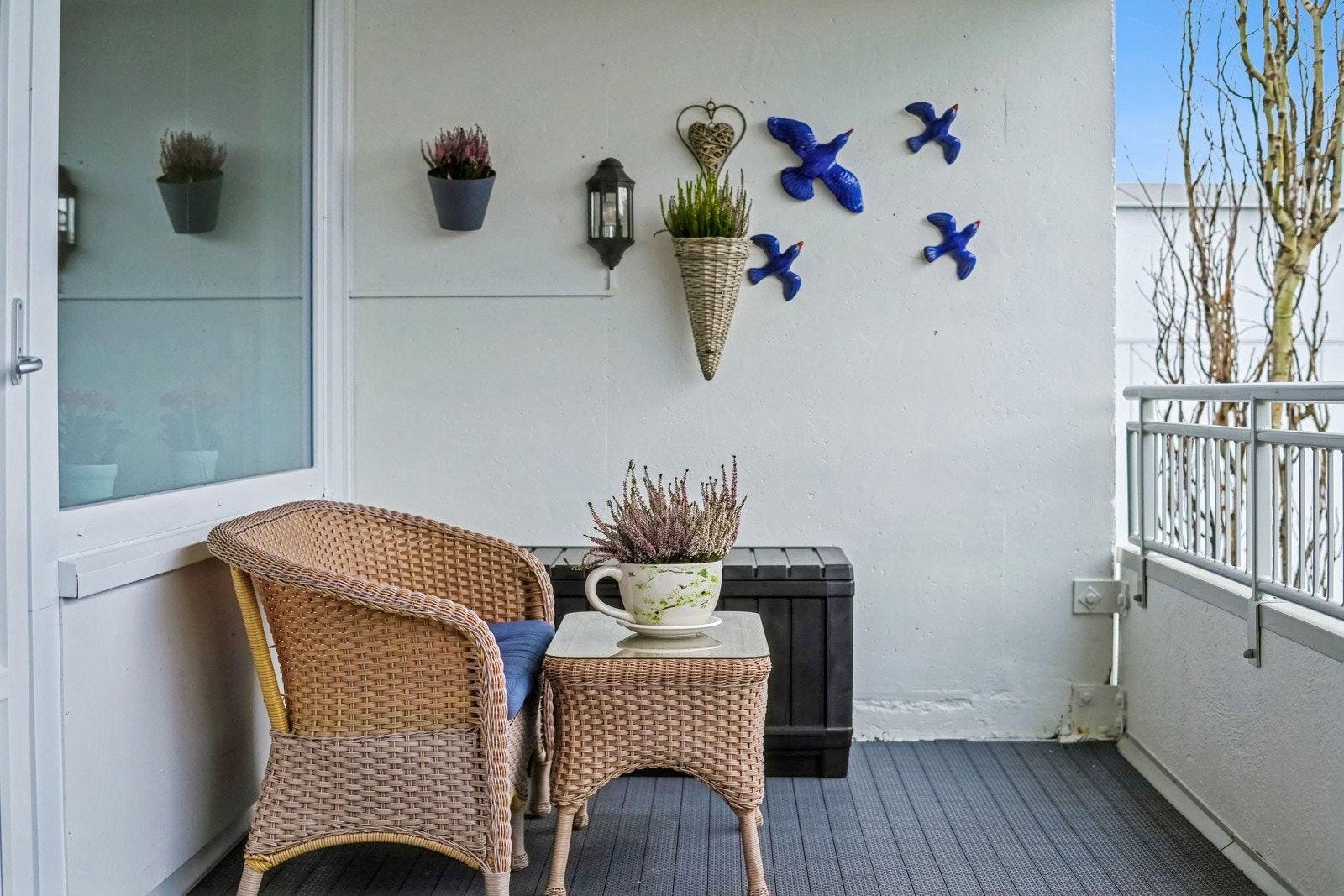 Her har man plass til koselig sittegruppe i flere soner. Med dekorasjoner og planter på vegg gir dette en hyggelig atmosfære. Galleribilde