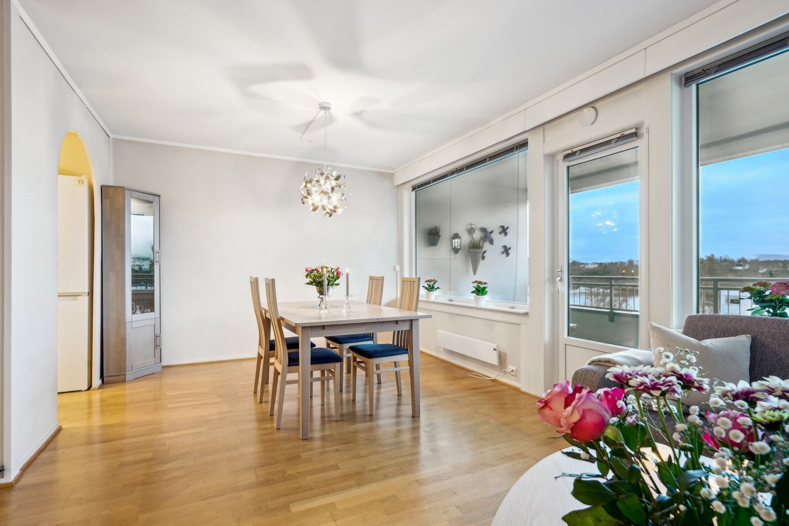 Rundt spisebordet kan du samle familie og venner til middag eller feire spesielle anledninger. Galleribilde